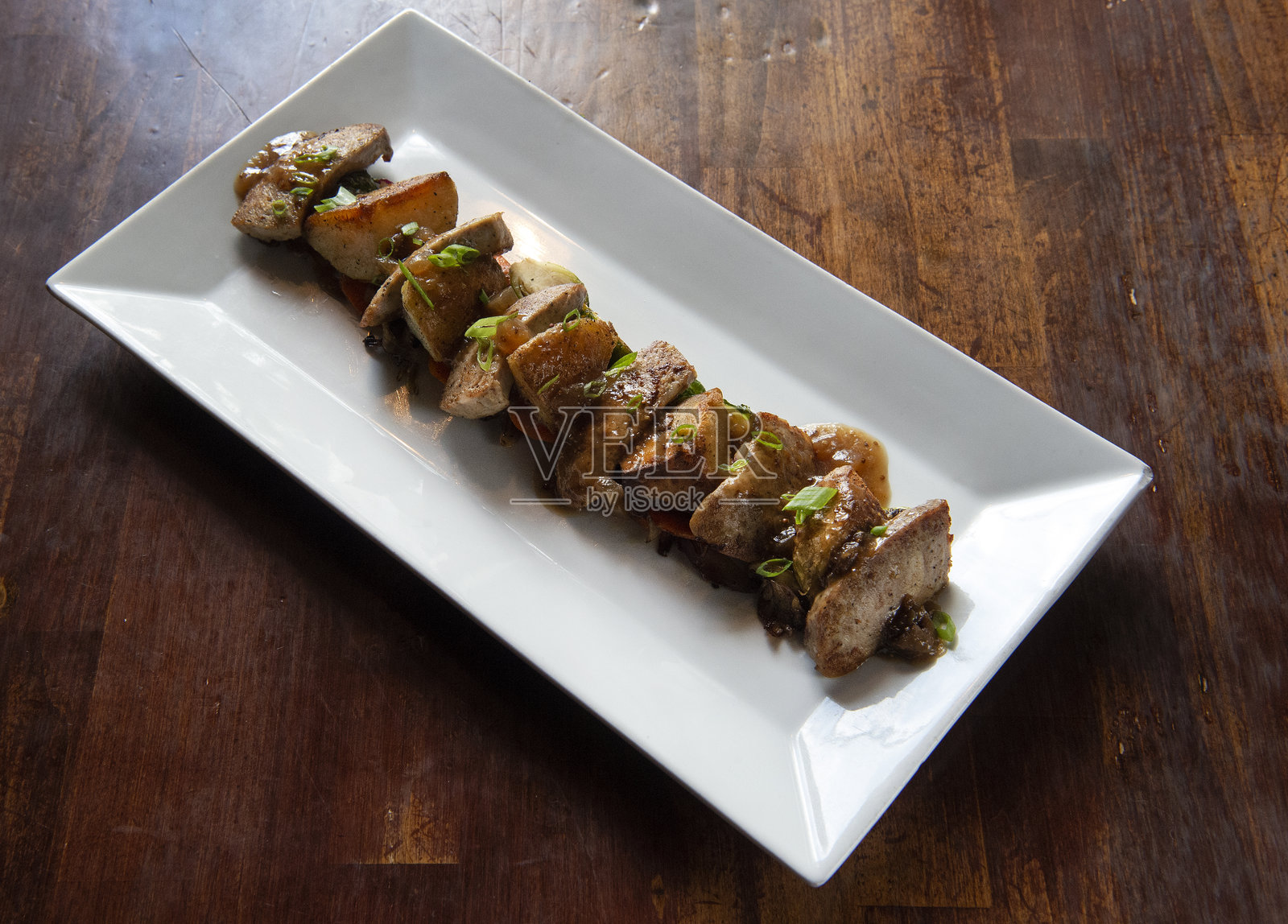 香肠和土豆横放照片摄影图片