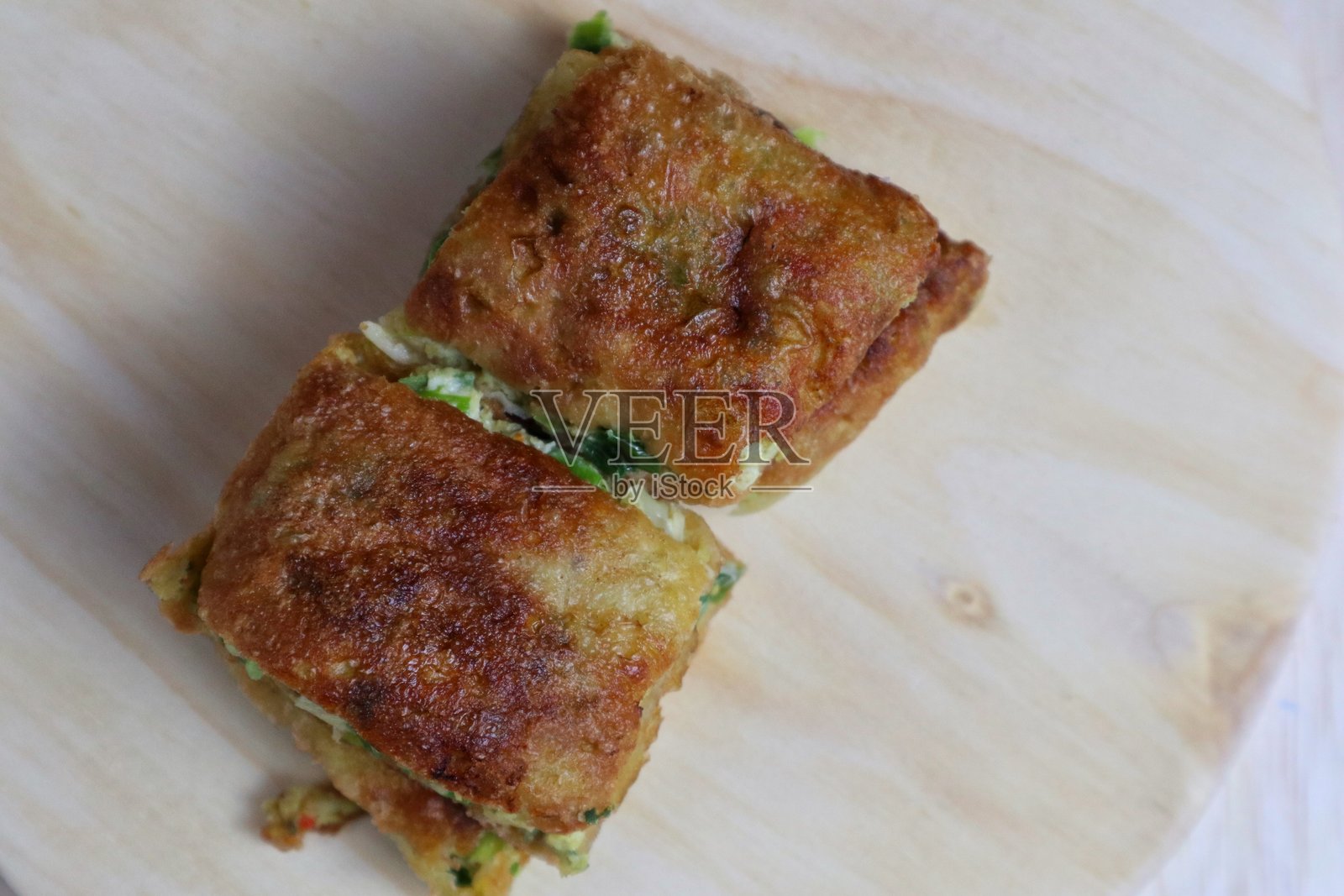 马尔塔巴克蛋是一种咸味煎饼，里面填充了鸡蛋、肉和香料。马尔塔巴克蛋是典型的印尼街头小吃。照片摄影图片