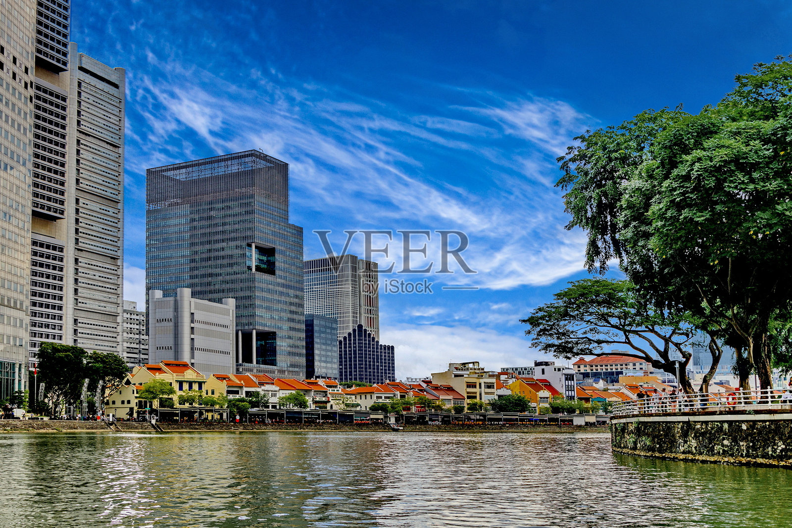 从新加坡河上的游船看到的船湾，前面是小房子，背景是摩天大楼，新加坡照片摄影图片