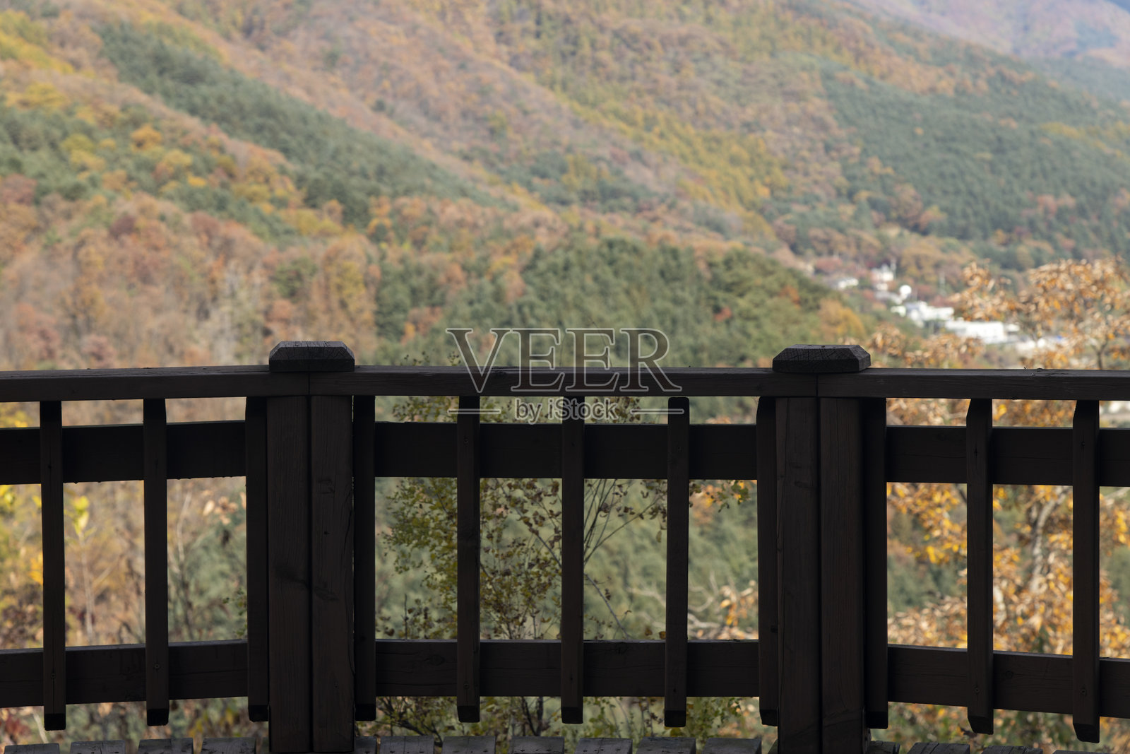 秋天山上的悬崖木栅栏照片摄影图片