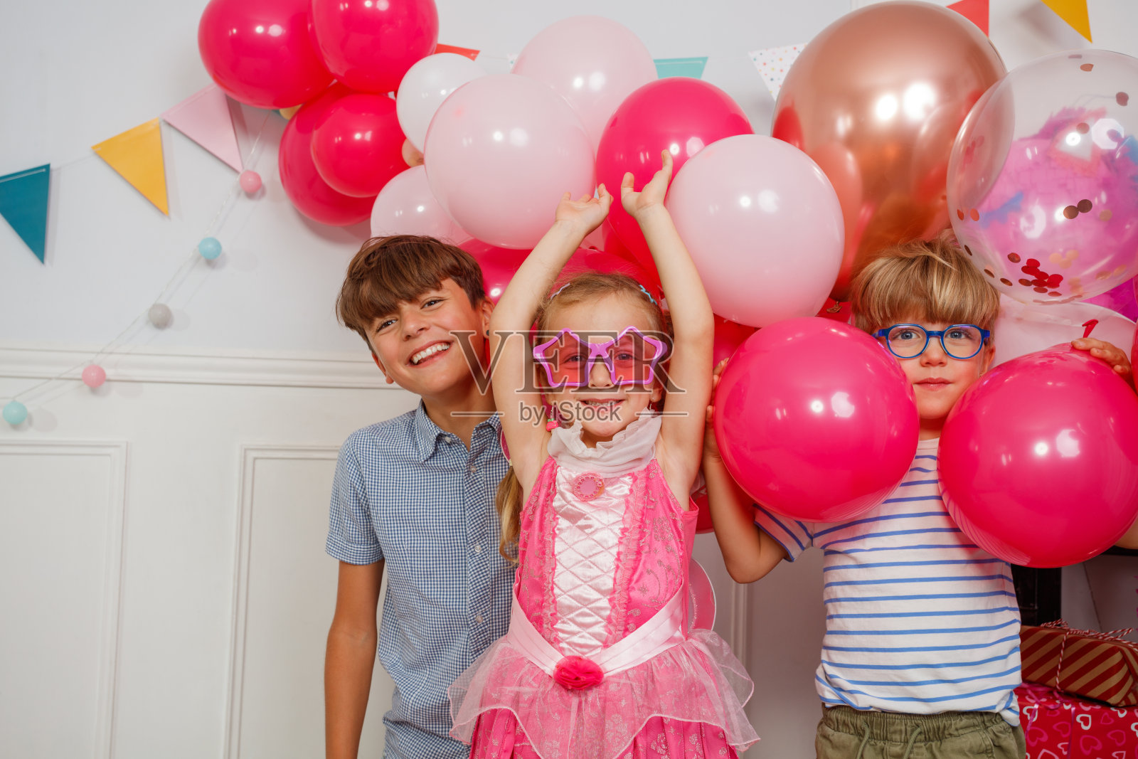 孩子们在五彩缤纷的气球和顽皮的笑容中庆祝生日照片摄影图片