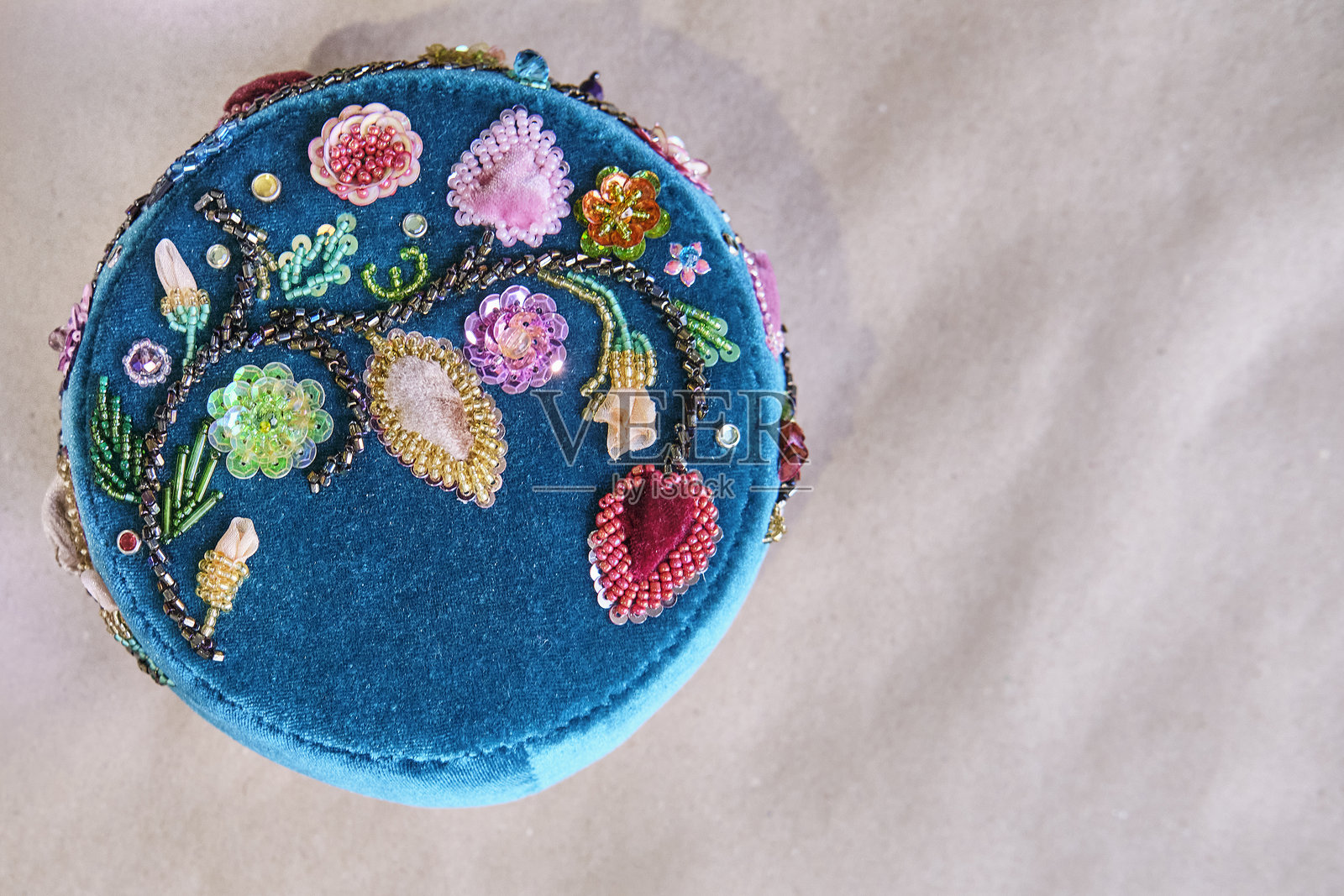 传统鞑靼天鹅绒 skullcap，配有珠绣照片摄影图片