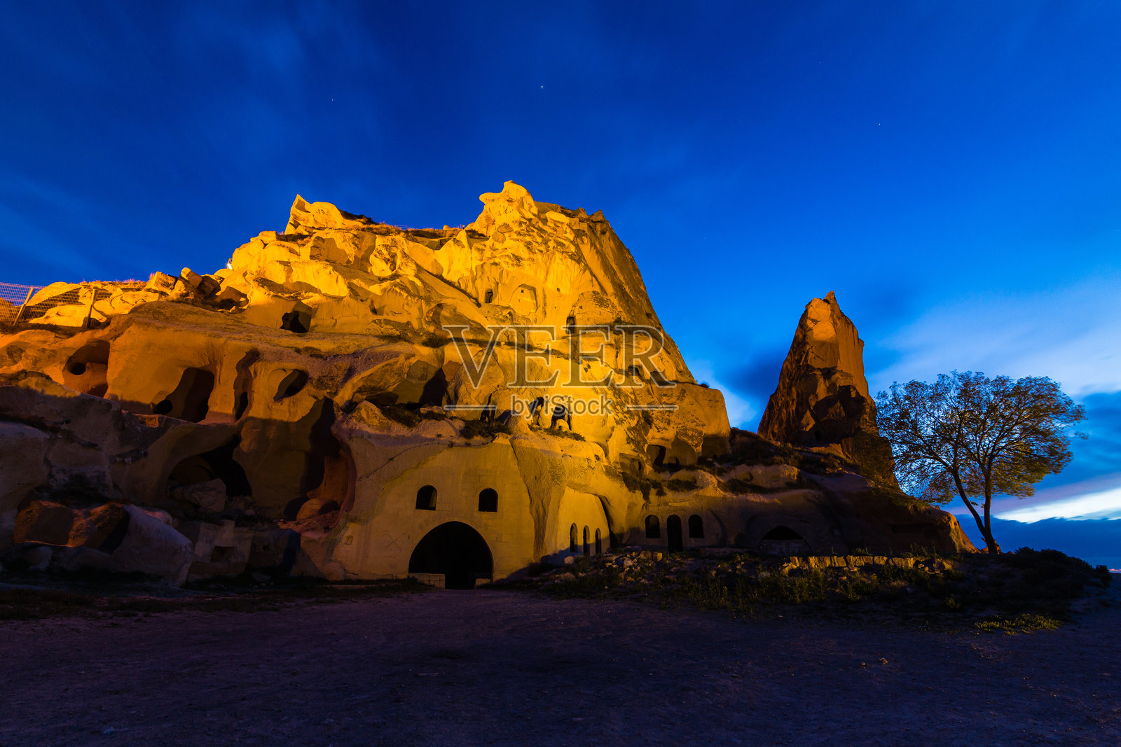 土耳其卡帕多奇亚的乌奇希萨尔城堡夜间灯光璀璨照片摄影图片