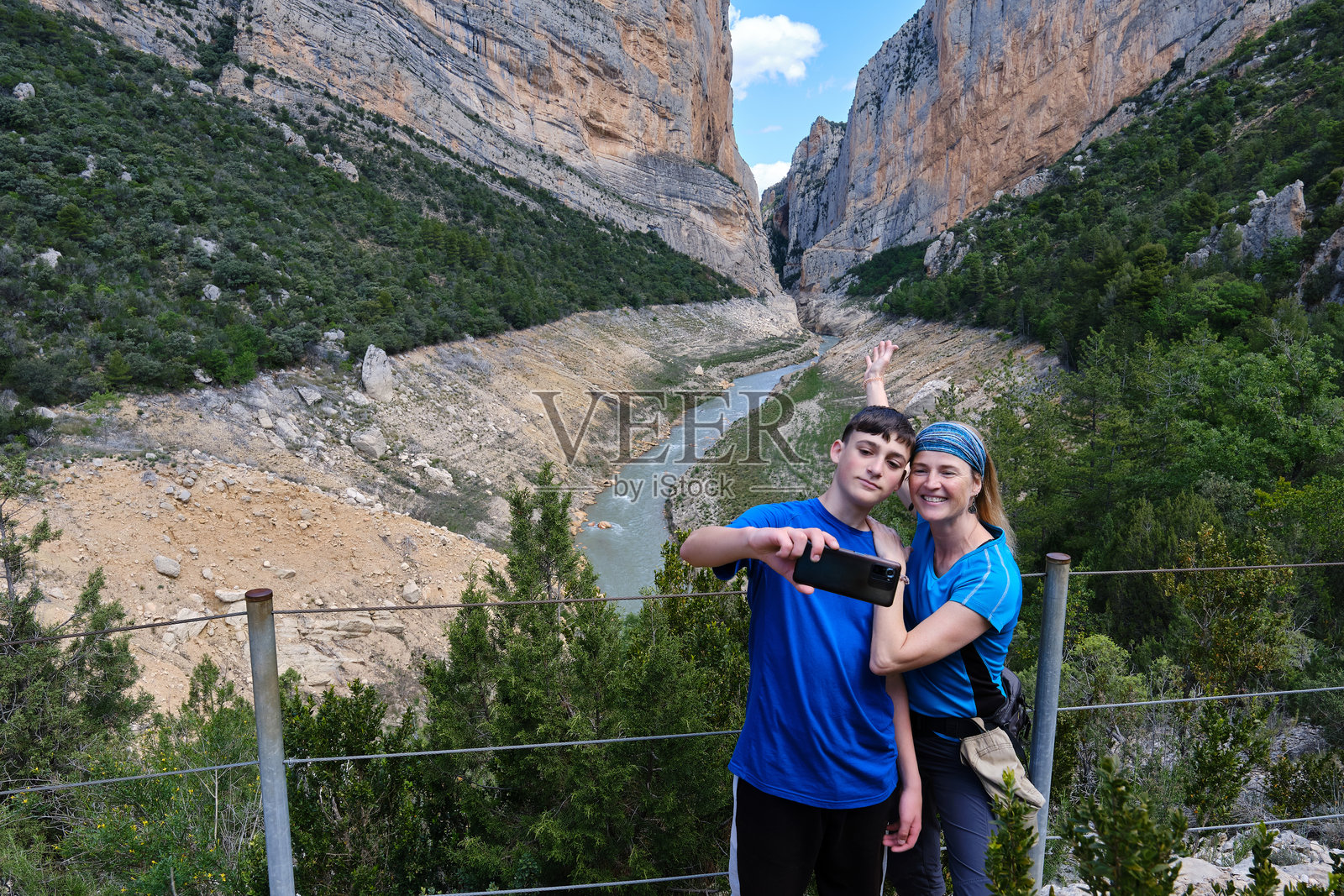 母亲和儿子在蒙特雷贝峡谷背景下自拍照片摄影图片