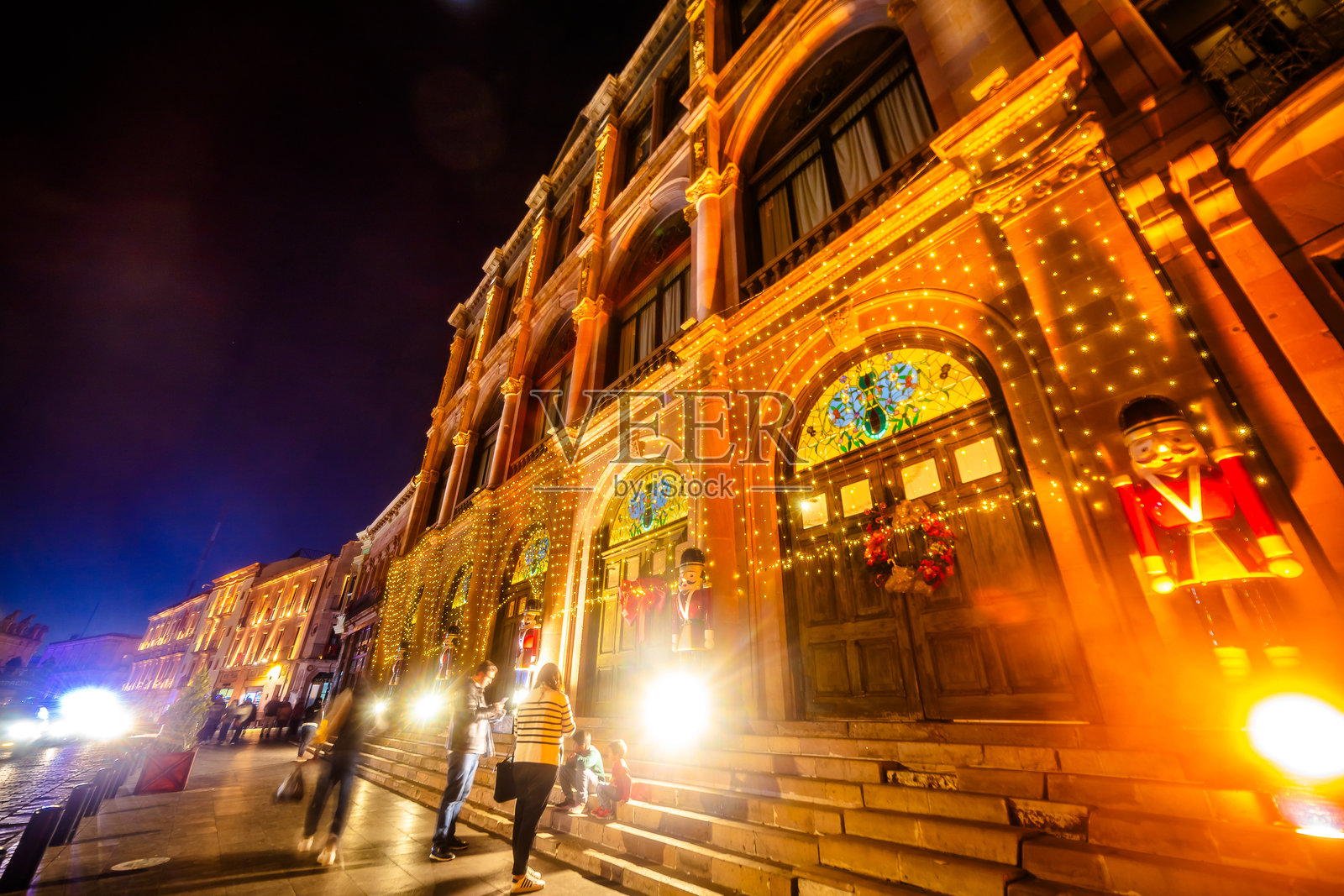 冬季黄昏时分的萨卡特卡斯街道，装饰着圣诞和新年灯饰。照片摄影图片