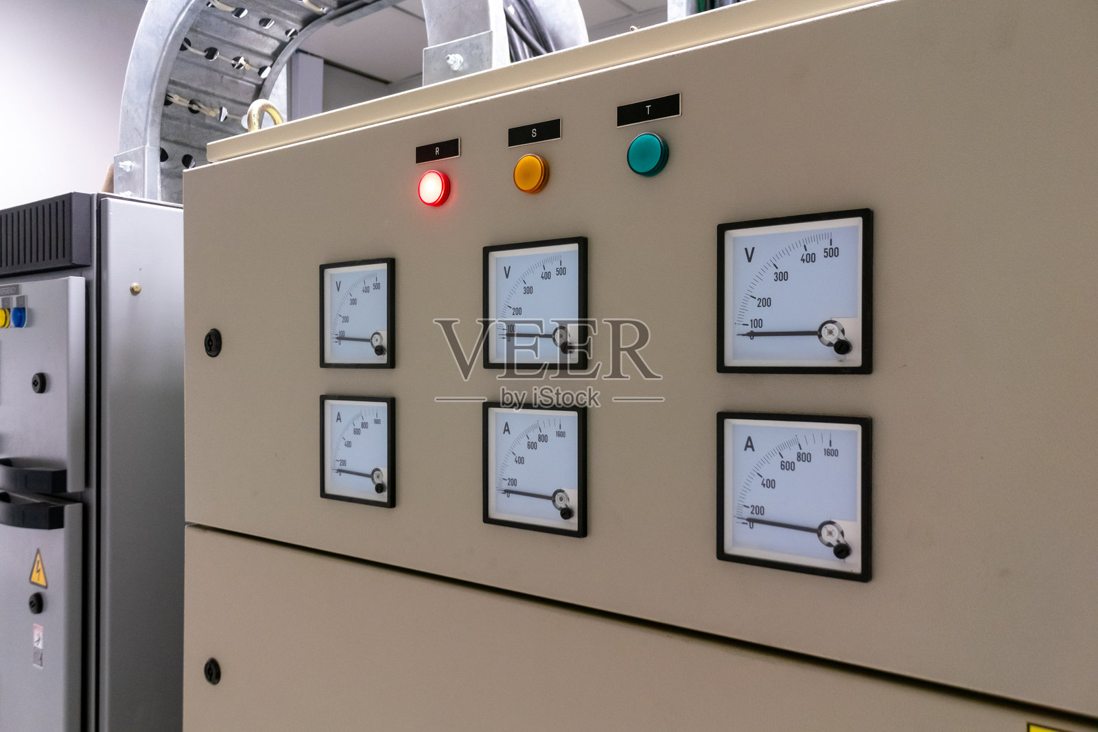 带有测量仪表和指示灯的工业控制面板照片摄影图片