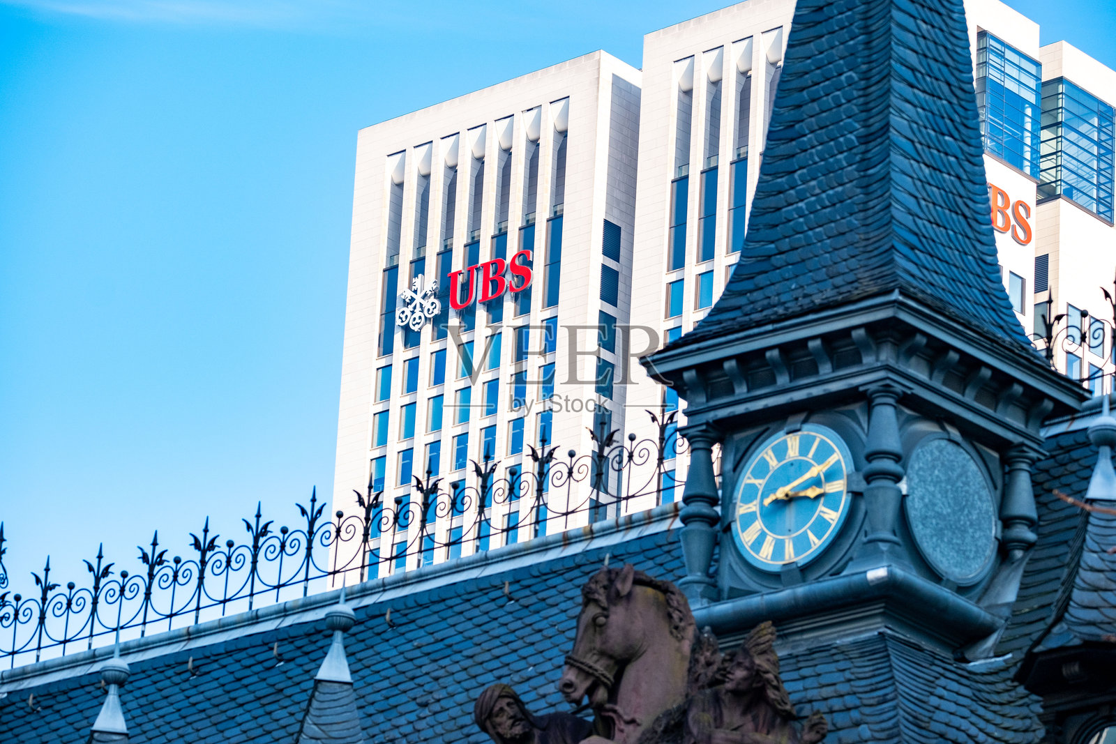 瑞士最大的私人投资银行UBS银行办公大楼，位于德国法兰克福，拥有玻璃外立面，提供多国银行和金融服务 - 2025年2月9日照片摄影图片