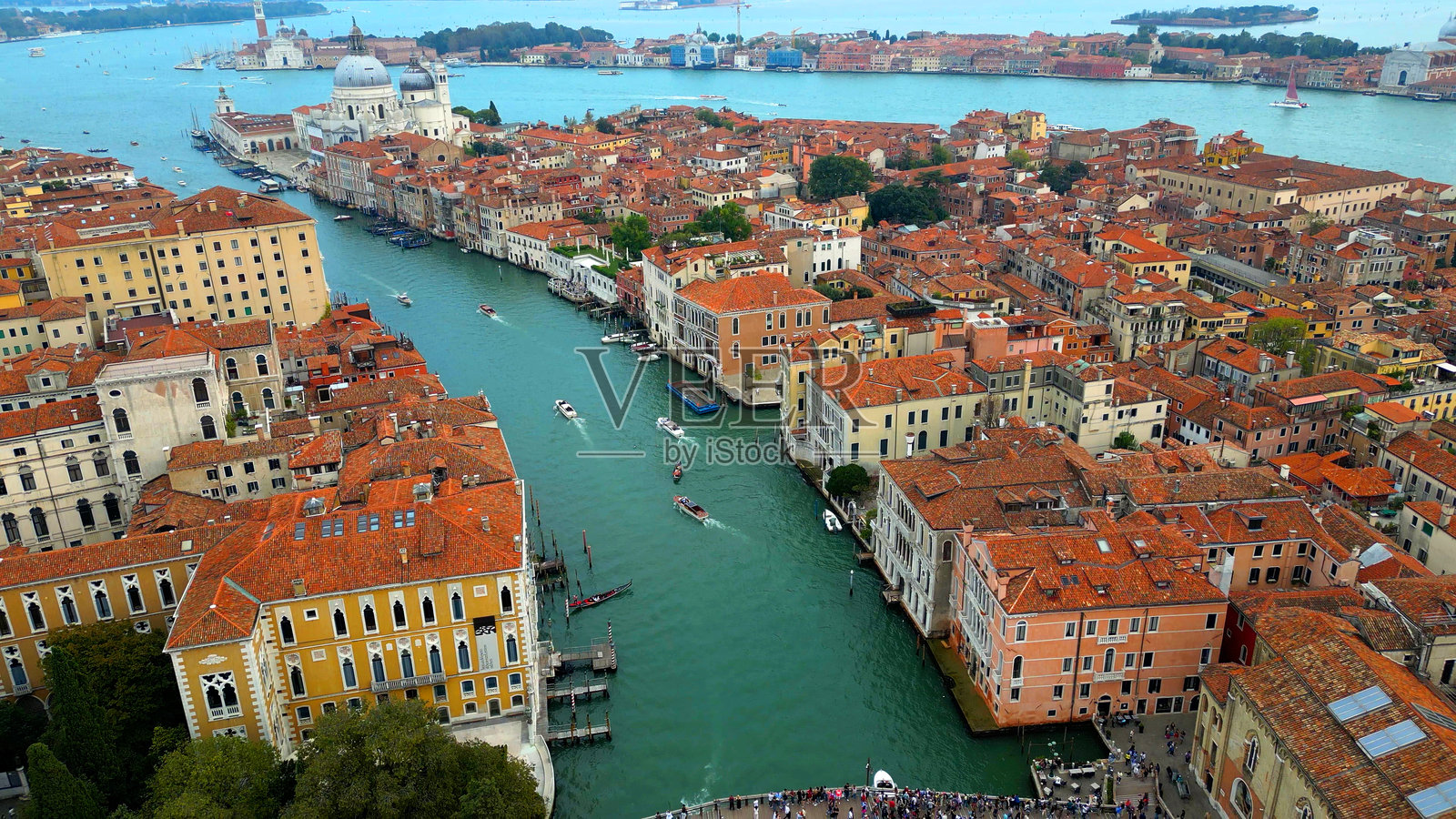 意大利威尼斯的航拍镜头。威尼斯及其运河的全景，贡多拉和船只穿行于威尼斯的运河中。照片摄影图片