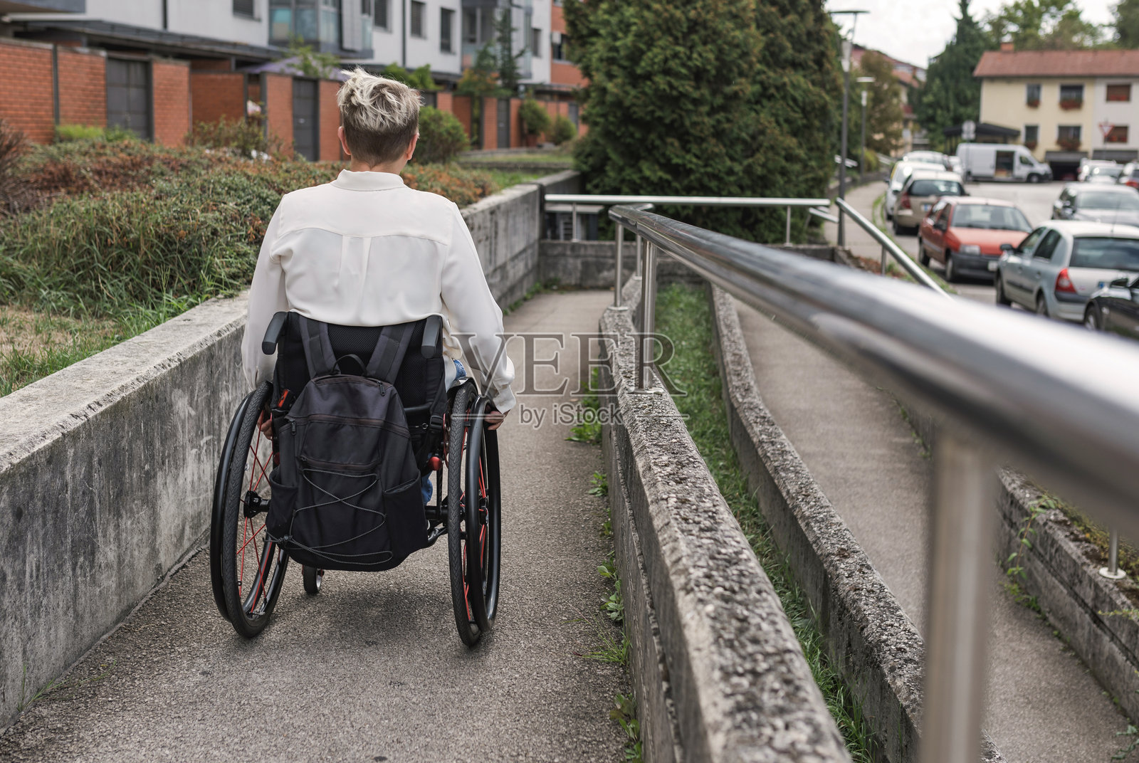 残疾人士在无障碍坡道上使用轮椅移动照片摄影图片