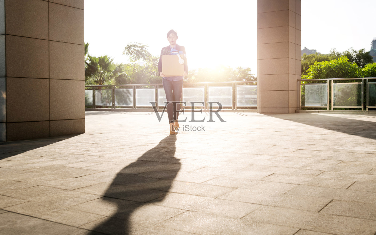 失业女性走出办公大楼照片摄影图片