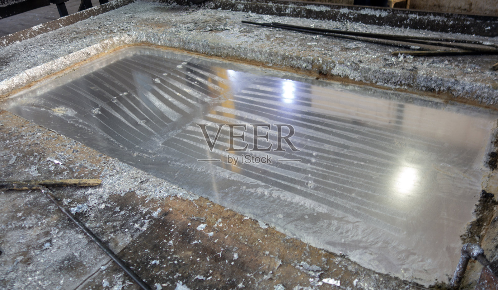 在锌浴中镀锌照片摄影图片