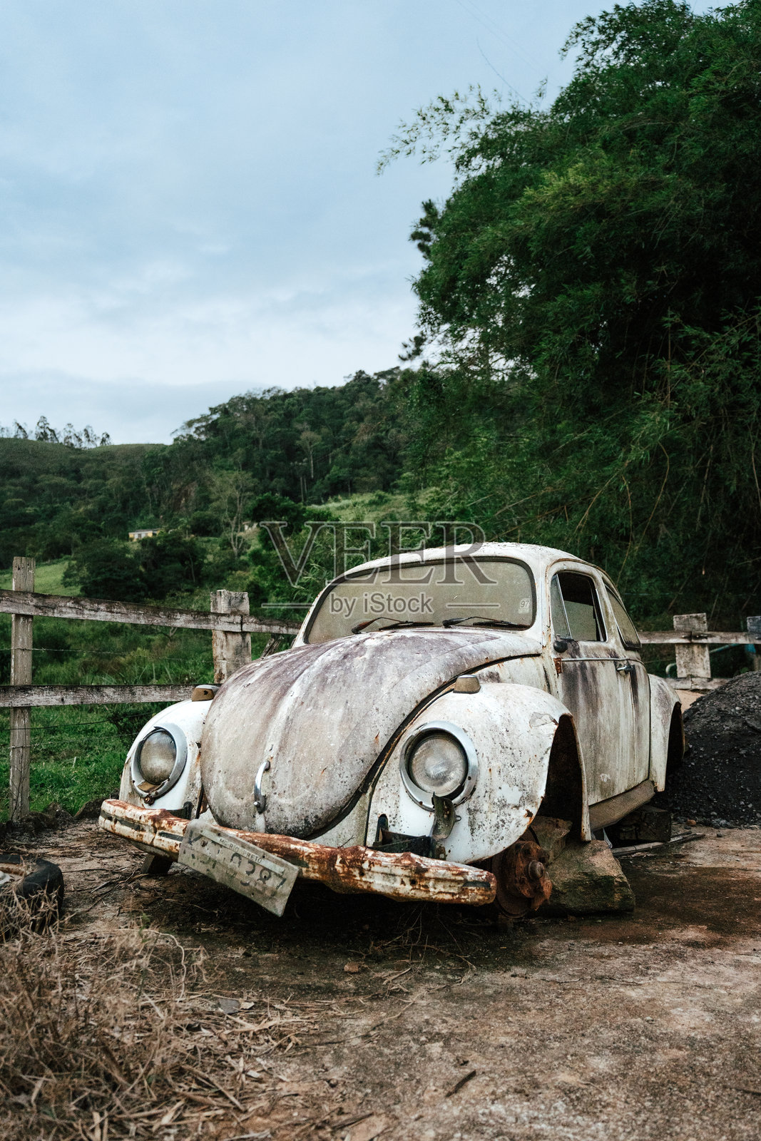 废弃的甲壳虫车正在腐烂照片摄影图片