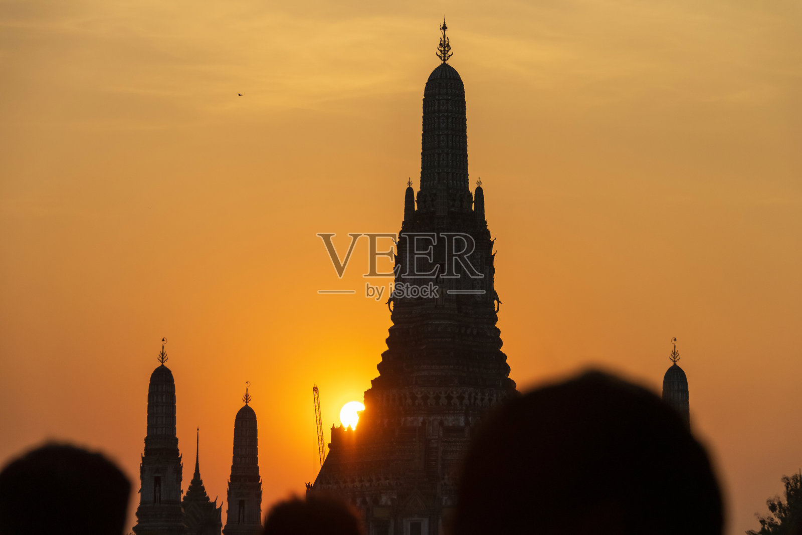 黎明寺（Wat Arun Ratchawararam Ratchawaramahawihan）是位于泰国曼谷湄南河畔的佛教寺庙，黄昏时分的美景。照片摄影图片