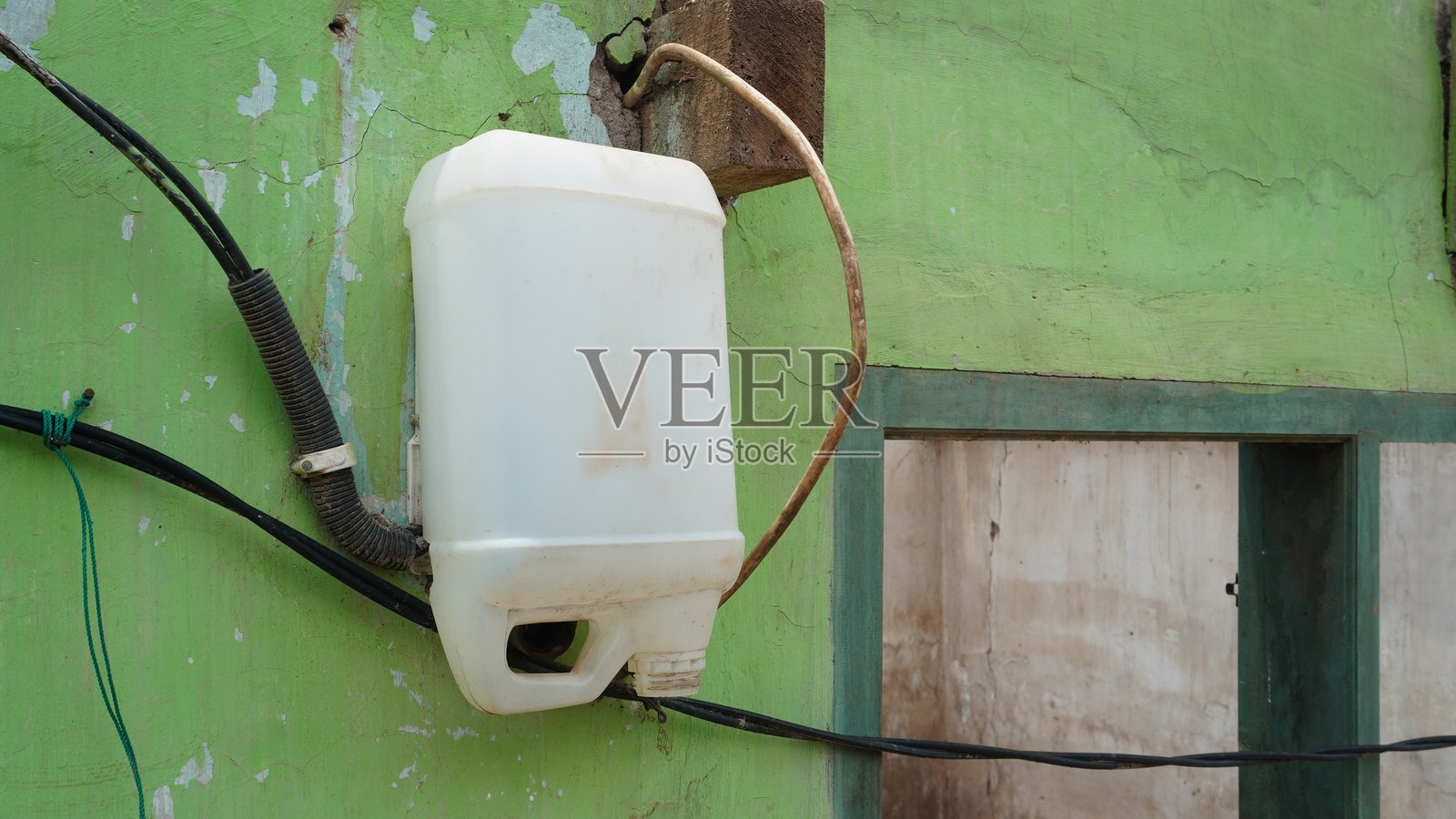 用于电气面板的塑料油桶照片摄影图片