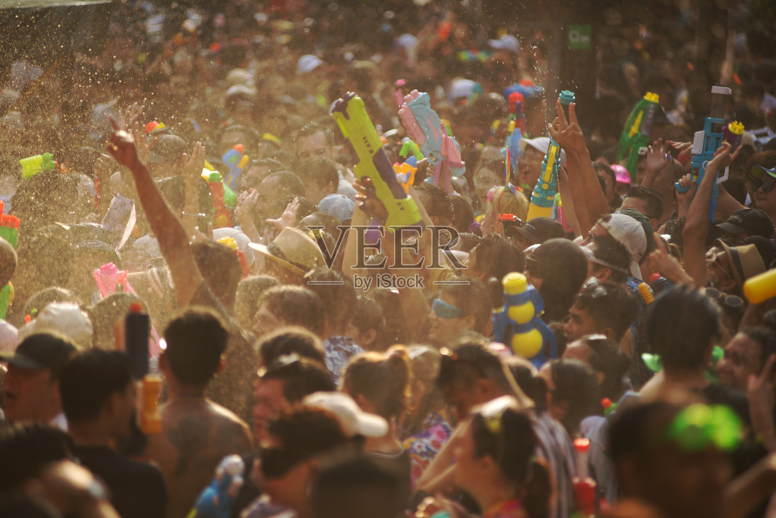 游客们在宋干节（泰国新年/泼水节）期间，在西隆路的街道上跳舞、喷射和投掷水花。照片摄影图片