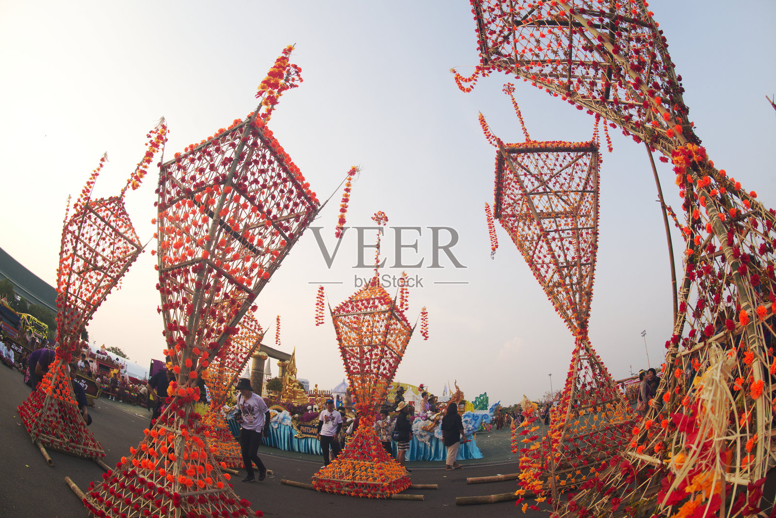 在宋干节开幕式上，泰国各地区的传统佛教游行在拉差达门路上举行。照片摄影图片