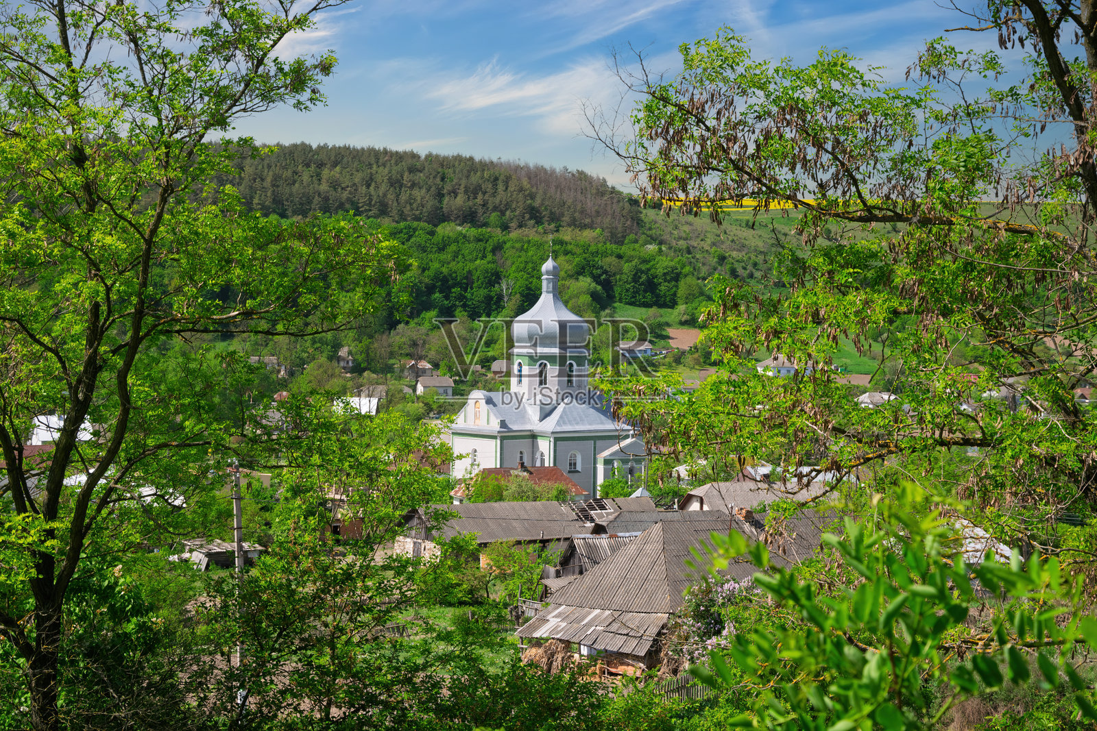 乌克兰特尔诺皮尔地区的布达尼夫镇，正教教堂被树木环绕。照片摄影图片