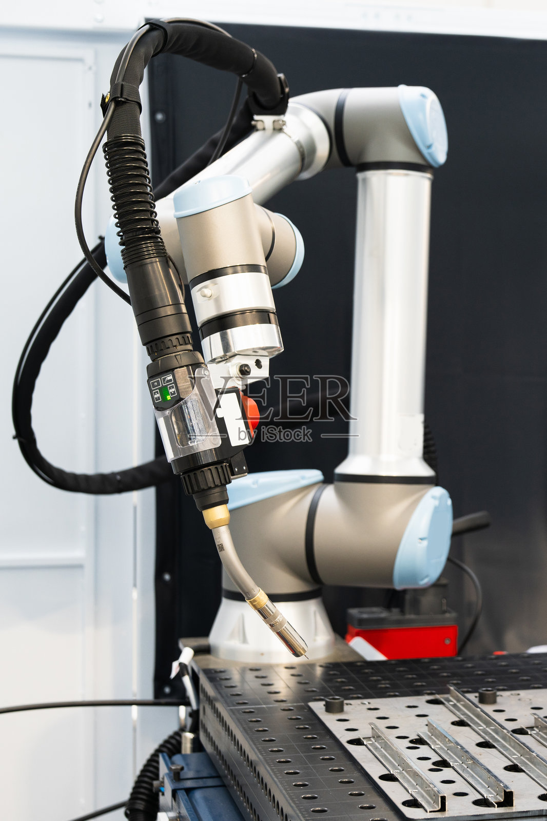 现代工厂中正在运行的自动焊接机器人。照片摄影图片