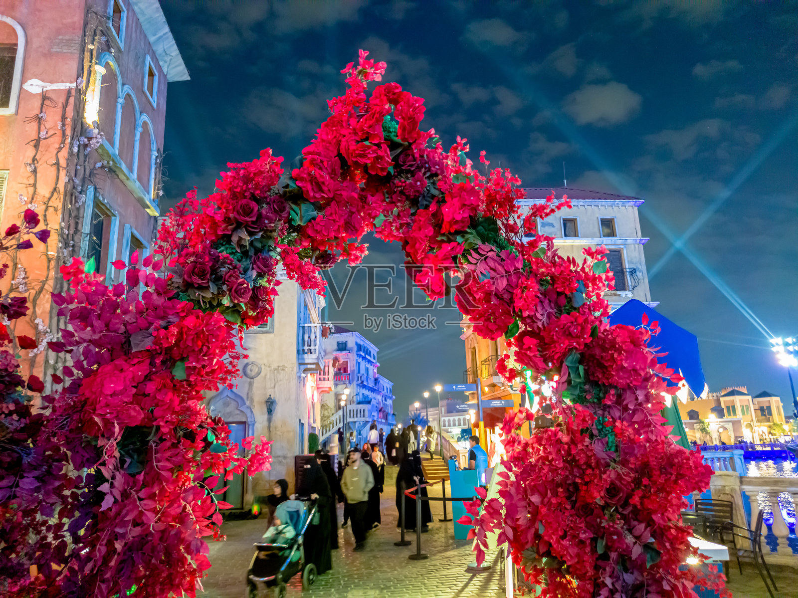 探索利雅得大道迷人的威尼斯主题区域夜景照片摄影图片