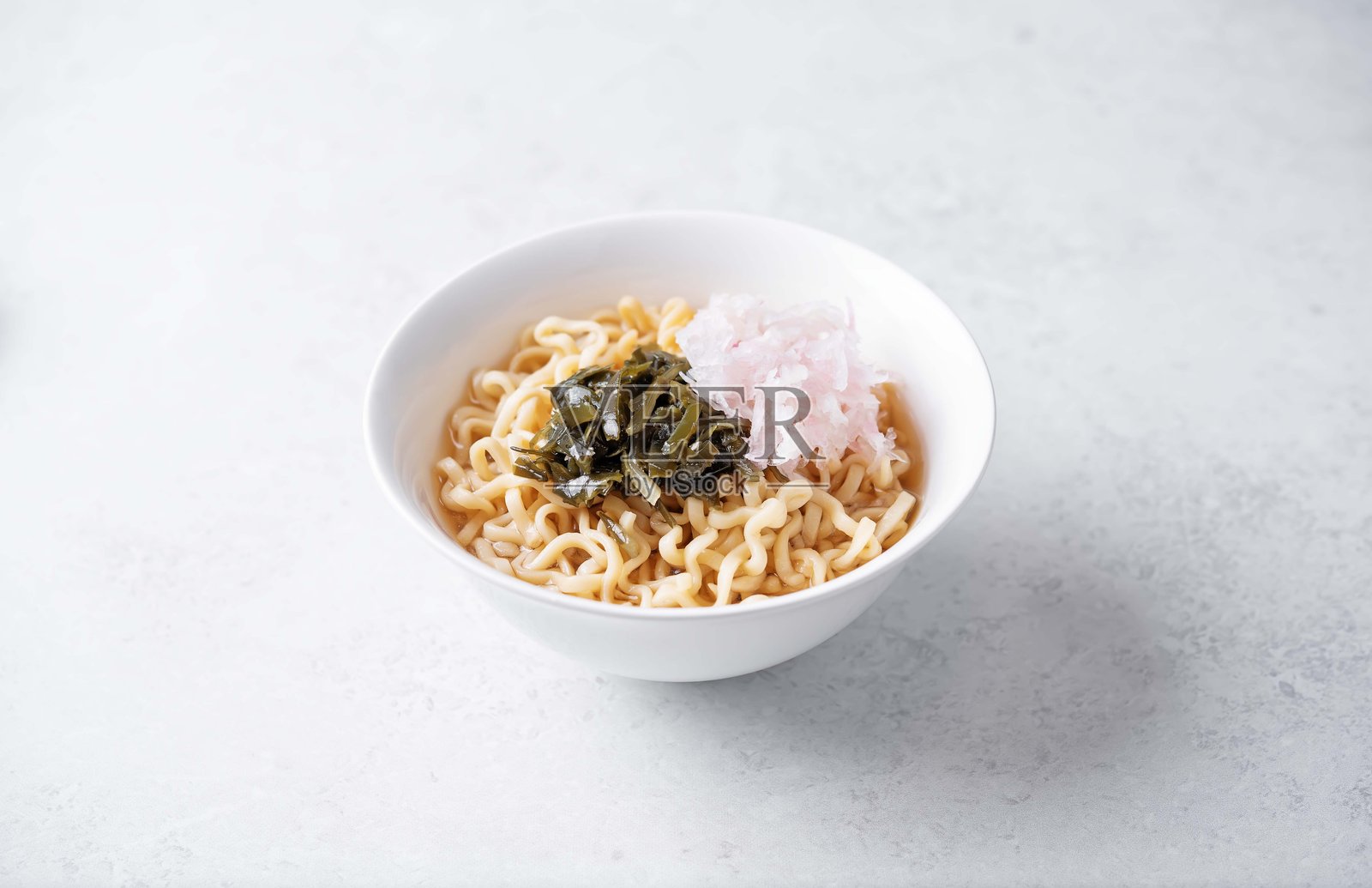 碗里装着海藻和萝卜的拉面照片摄影图片
