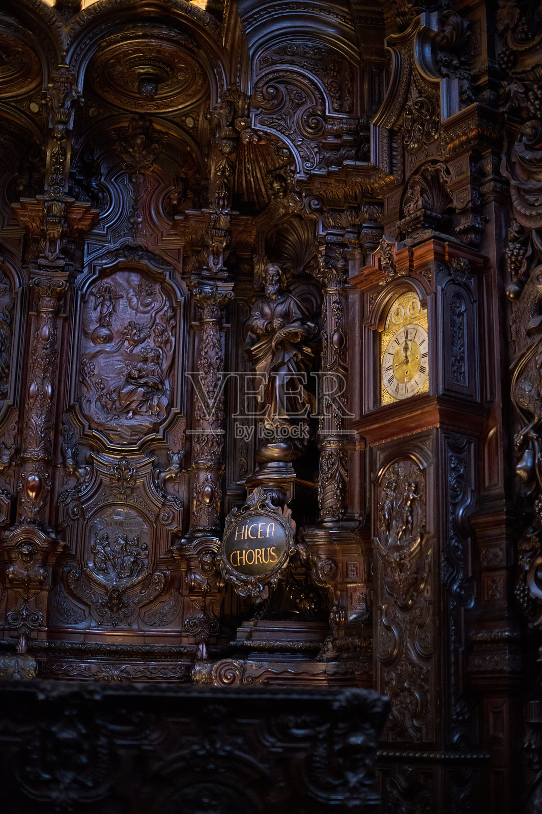 科尔多瓦清真寺大教堂的内部，展示了其标志性的柱子和马蹄形拱门，体现了西班牙安达卢西亚地区摩尔和西班牙建筑的杰作。照片摄影图片