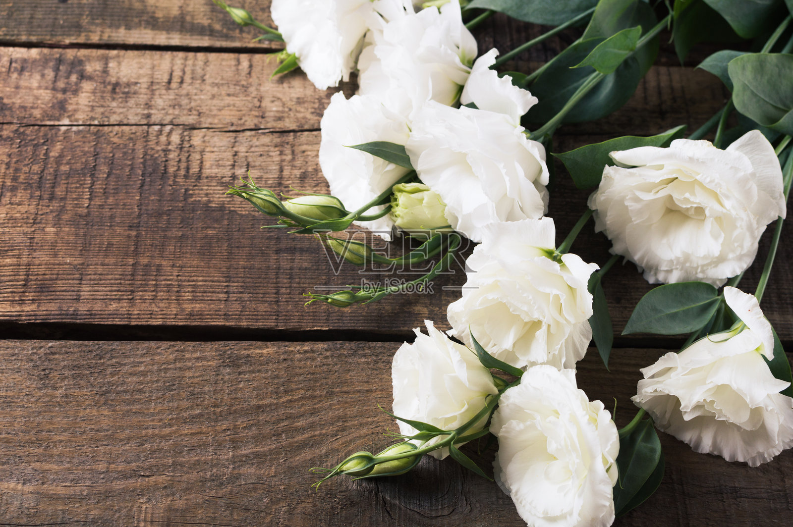 母亲节庆祝。木桌上的白色花朵。照片摄影图片