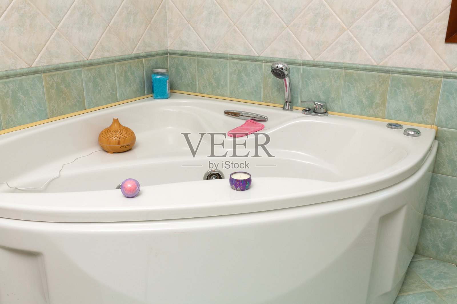 空旷的角落浴缸，配有水疗和养生产品，准备好享受放松的沐浴时光照片摄影图片