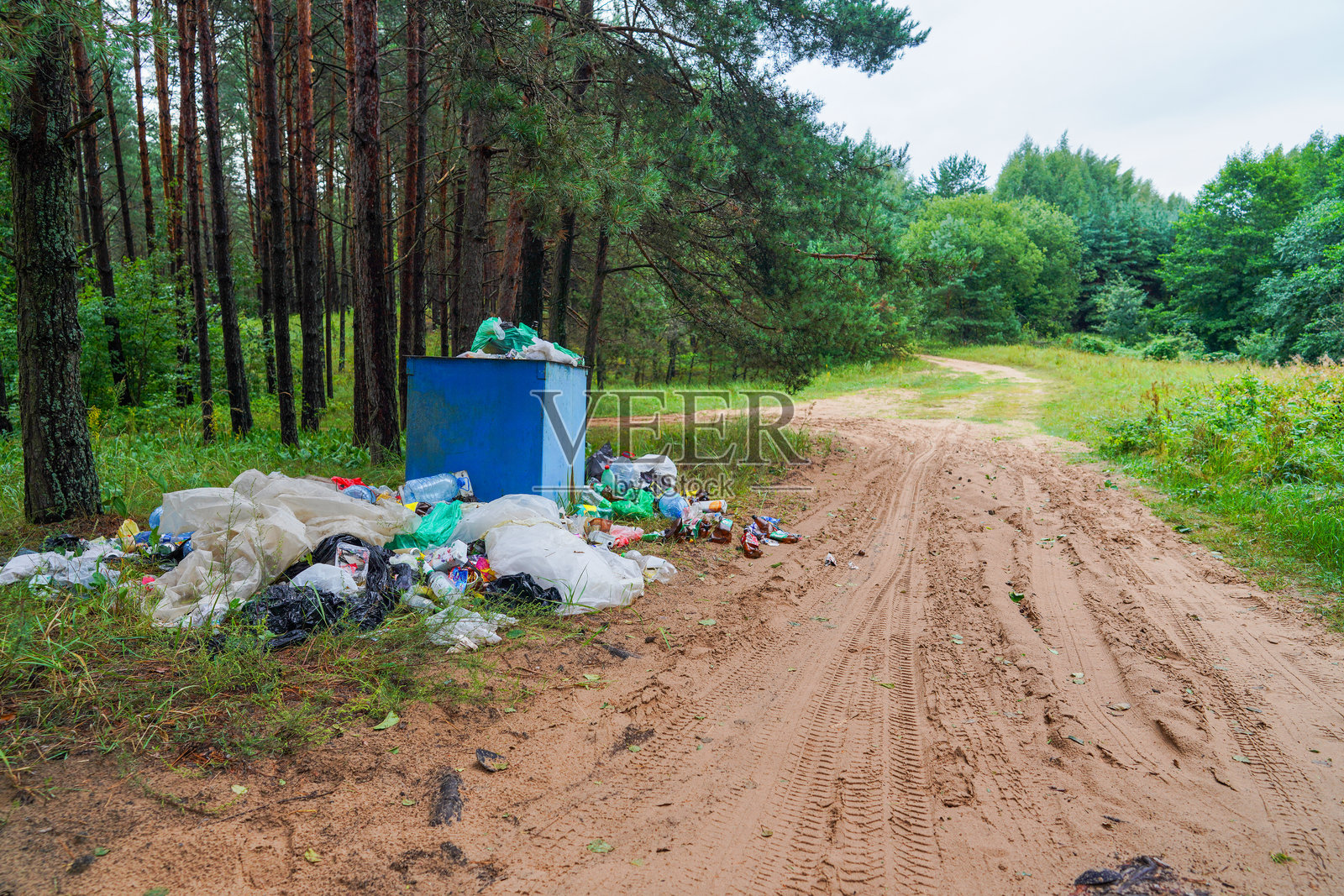 湖边的垃圾堆。人们在自然环境中将垃圾扔在湖边。照片摄影图片