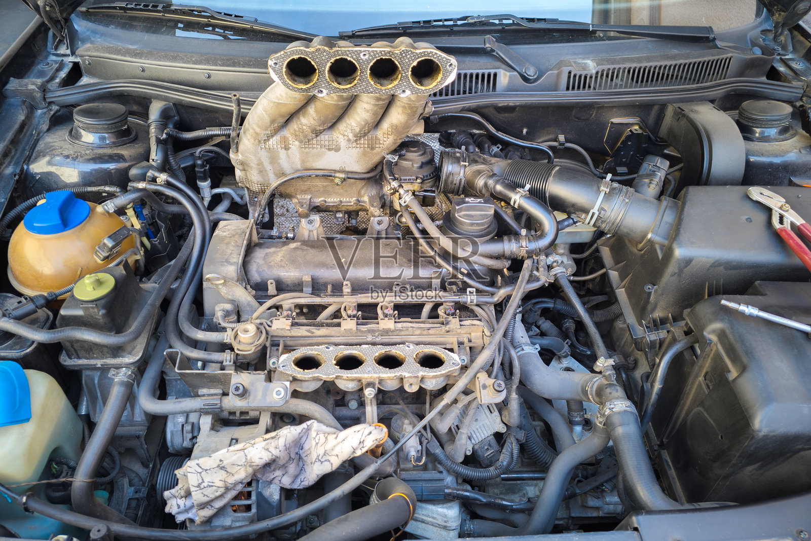 老式四缸汽油发动机，拆卸了空气进气系统照片摄影图片