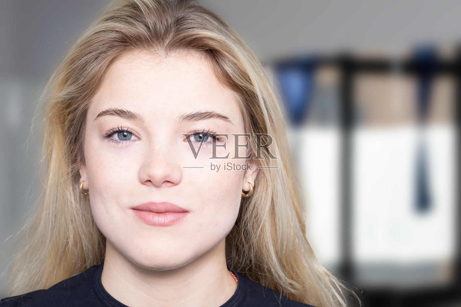 金发女性在办公室环境中摆出放松的表情照片摄影图片