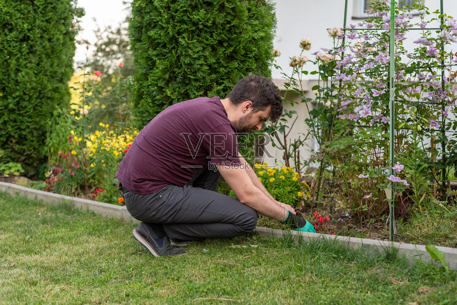 春天的花园里，一位园丁正在工作。照片摄影图片