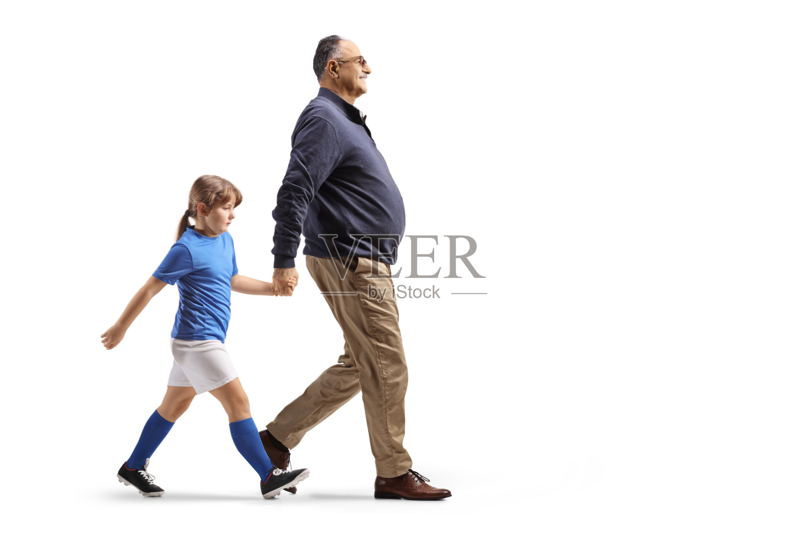 全身镜头拍摄一名男子带女孩去足球训练照片摄影图片