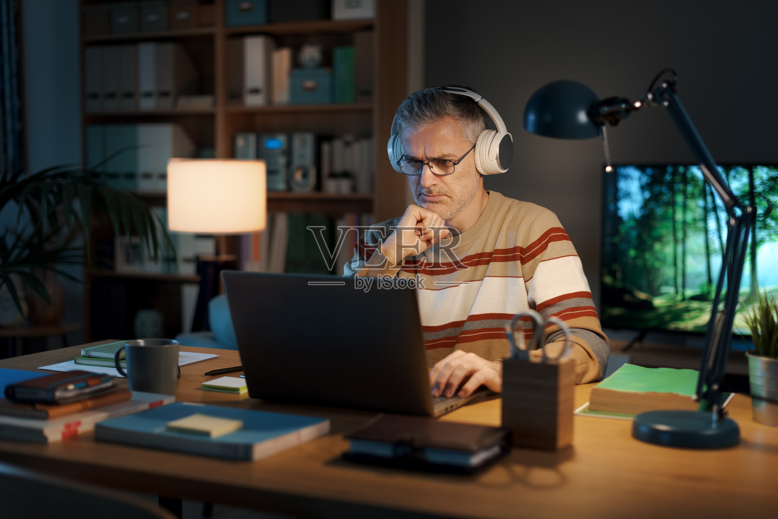 夜间在笔记本电脑上工作的男人照片摄影图片