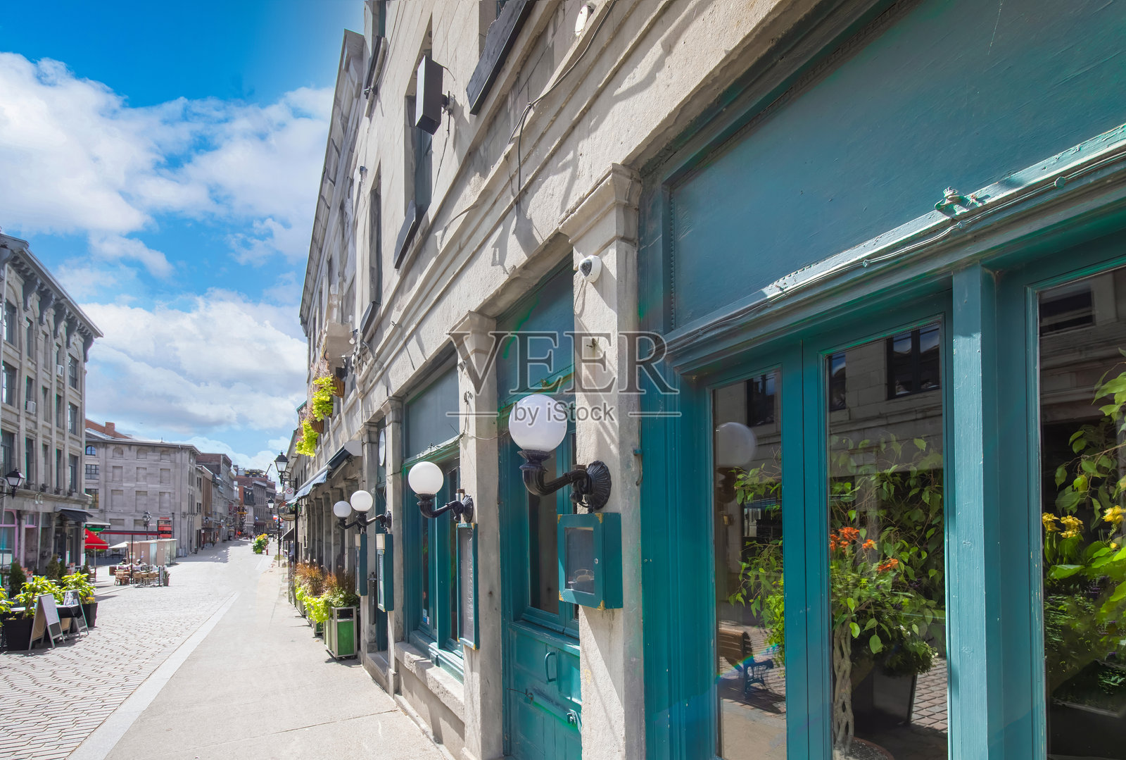 旧蒙特利尔，一个历史悠久的城镇社区，是蒙特利尔旧港的所在地，旧港是魁北克主要的旅游景点之一。照片摄影图片