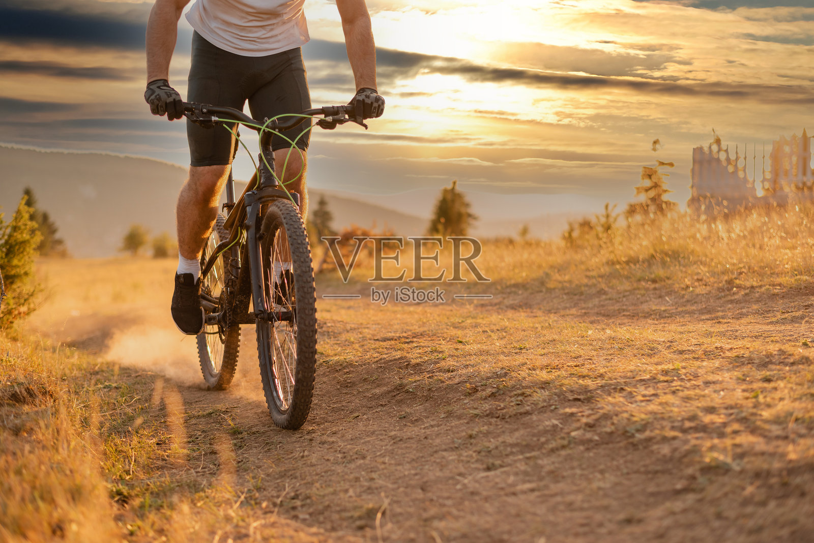专业山地自行车骑手在越野森林小径上骑行。照片摄影图片