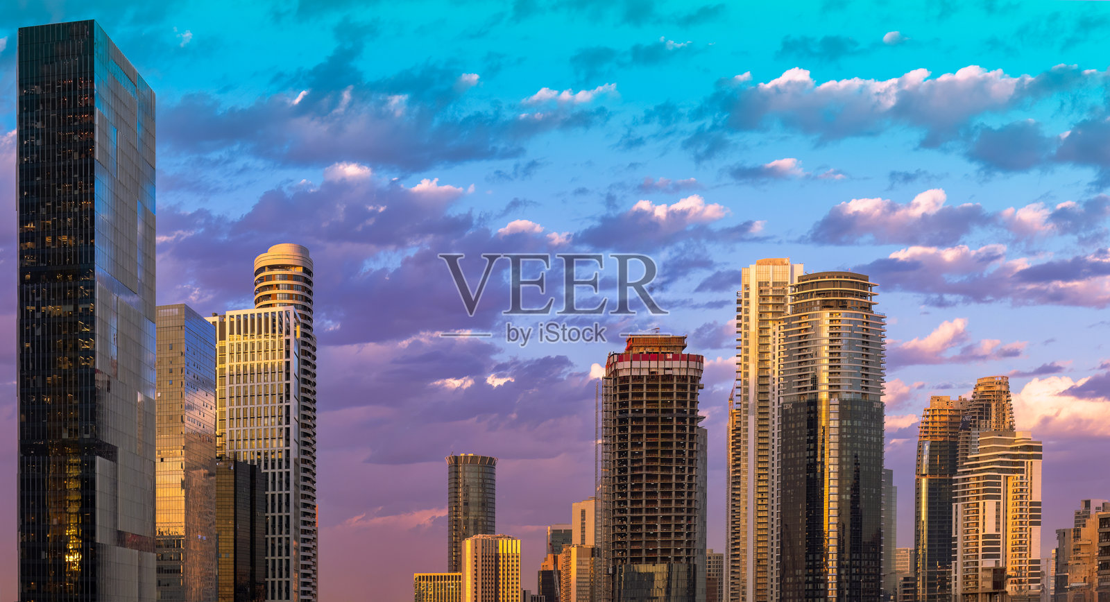 以色列特拉维夫金融商业区的天际线，配有购物中心和高科技办公室照片摄影图片