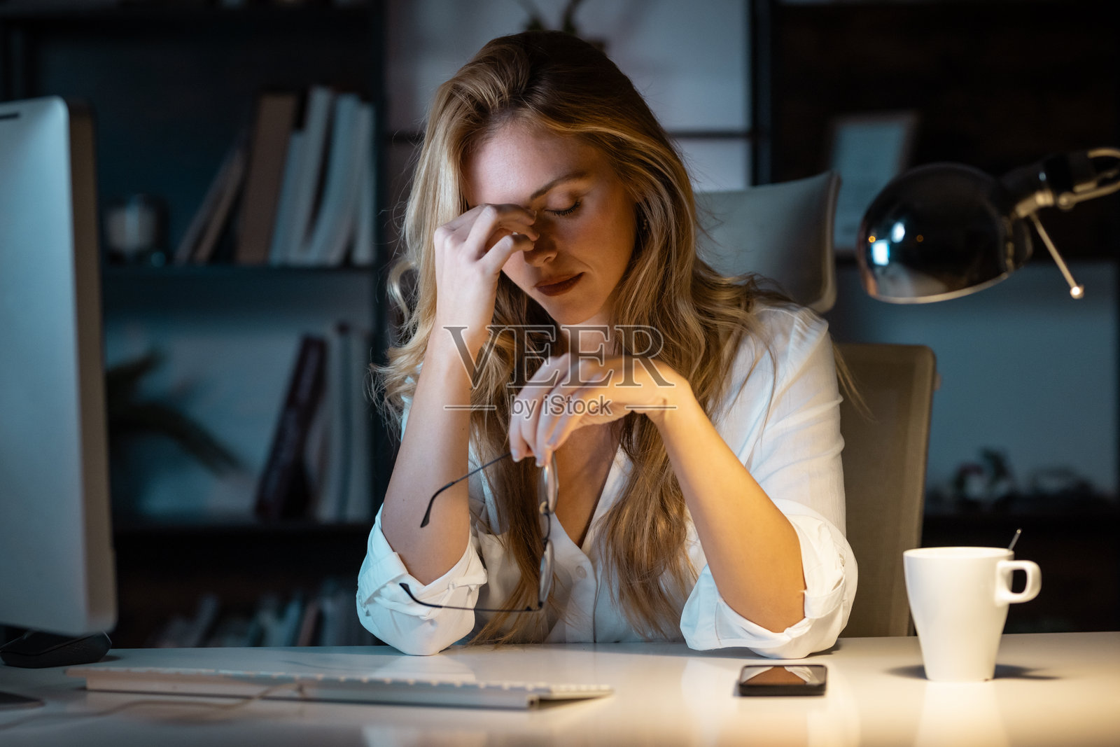 疲惫优雅的女商人在办公室使用电脑时感到头痛照片摄影图片