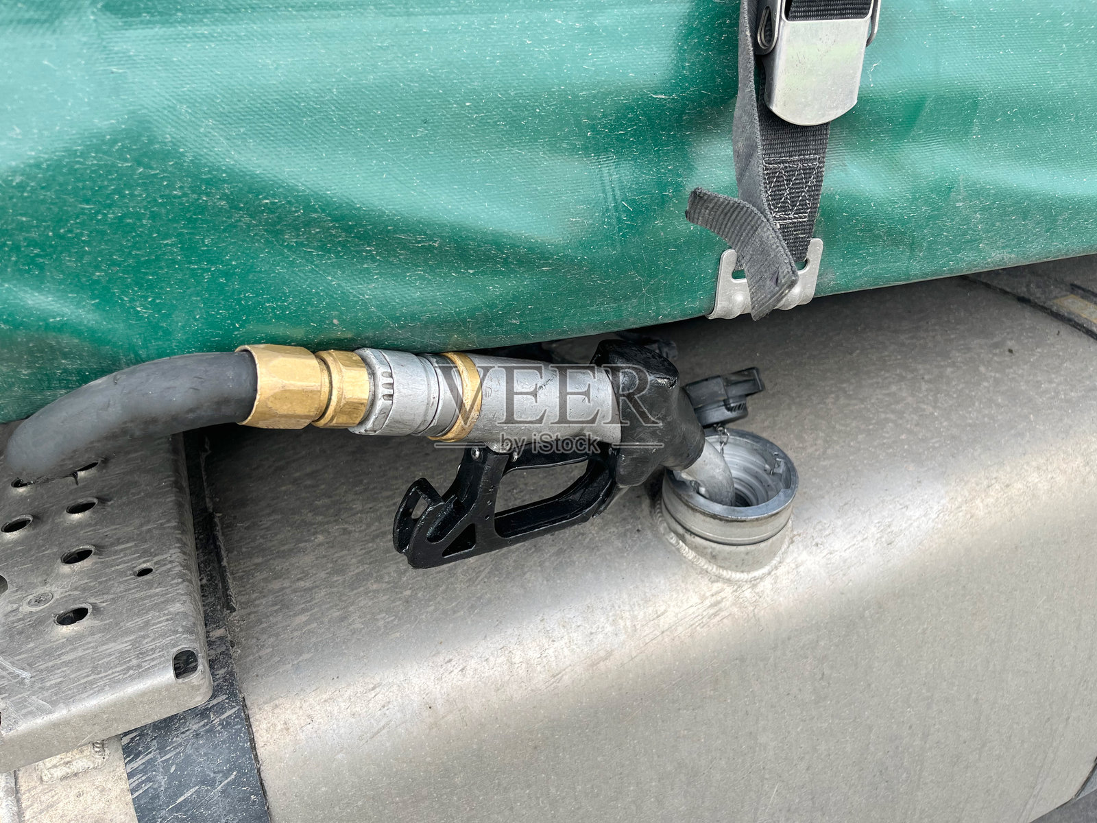 在加油站为卡车加柴油照片摄影图片