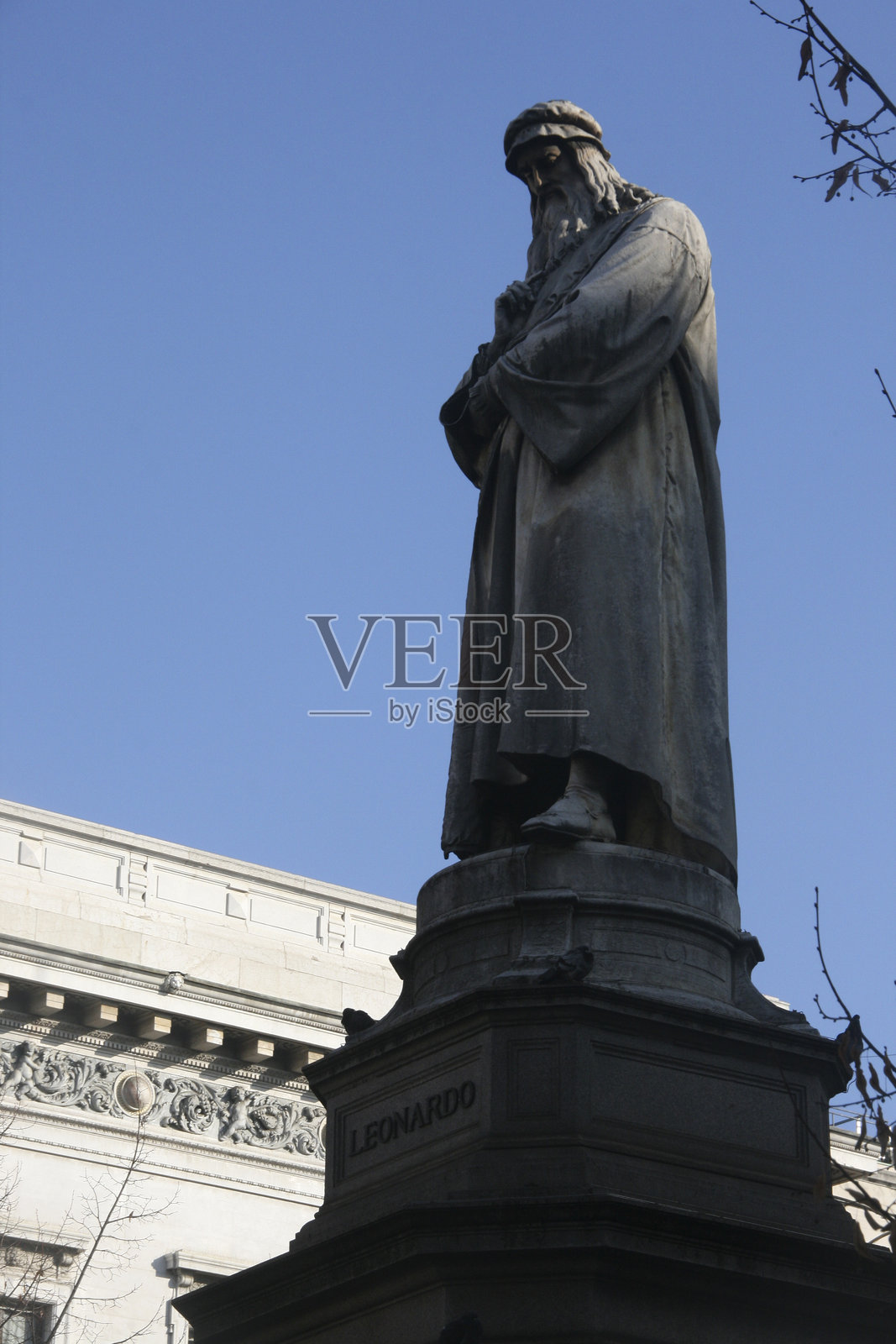 米兰斯卡拉广场的达芬奇雕像照片摄影图片