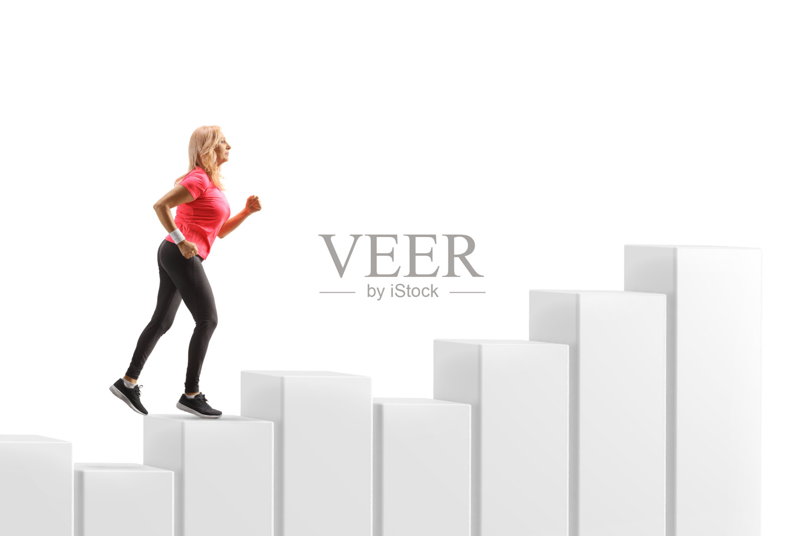中年女性在上升的柱状图上奔跑的全身侧面照照片摄影图片