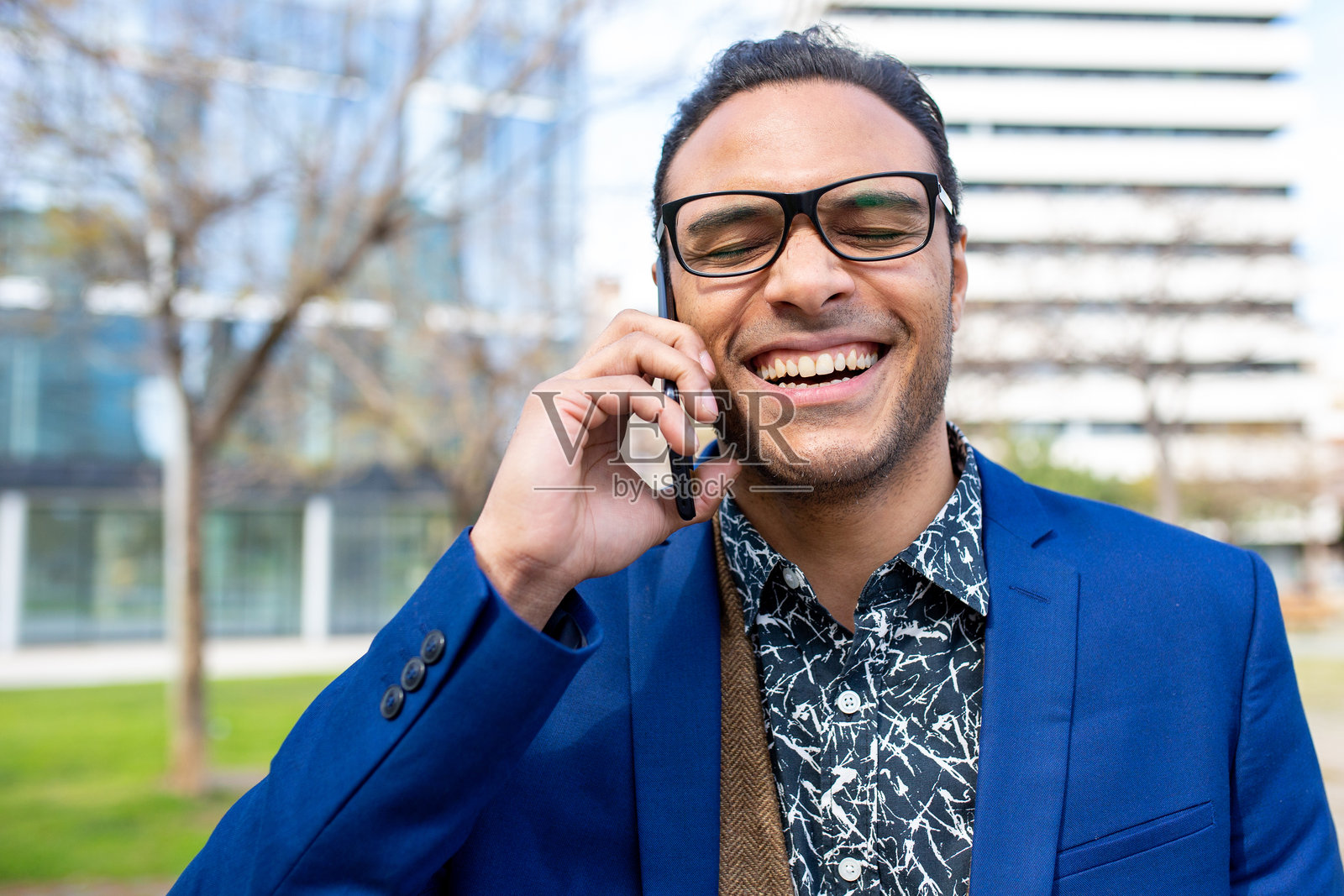 快乐的年轻黑人男子在城市户外打电话照片摄影图片