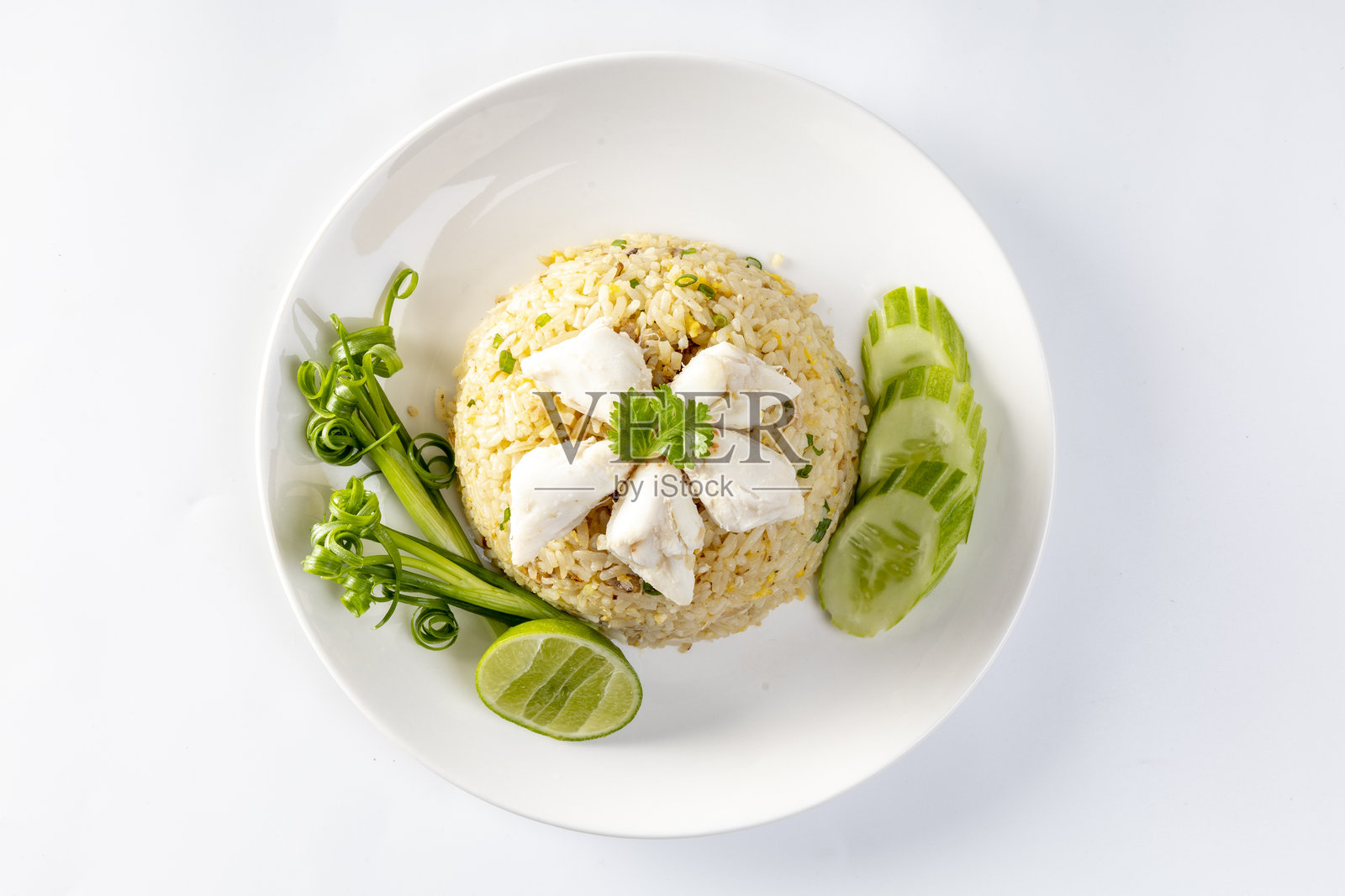 白色背景上的蟹肉炒饭。照片摄影图片