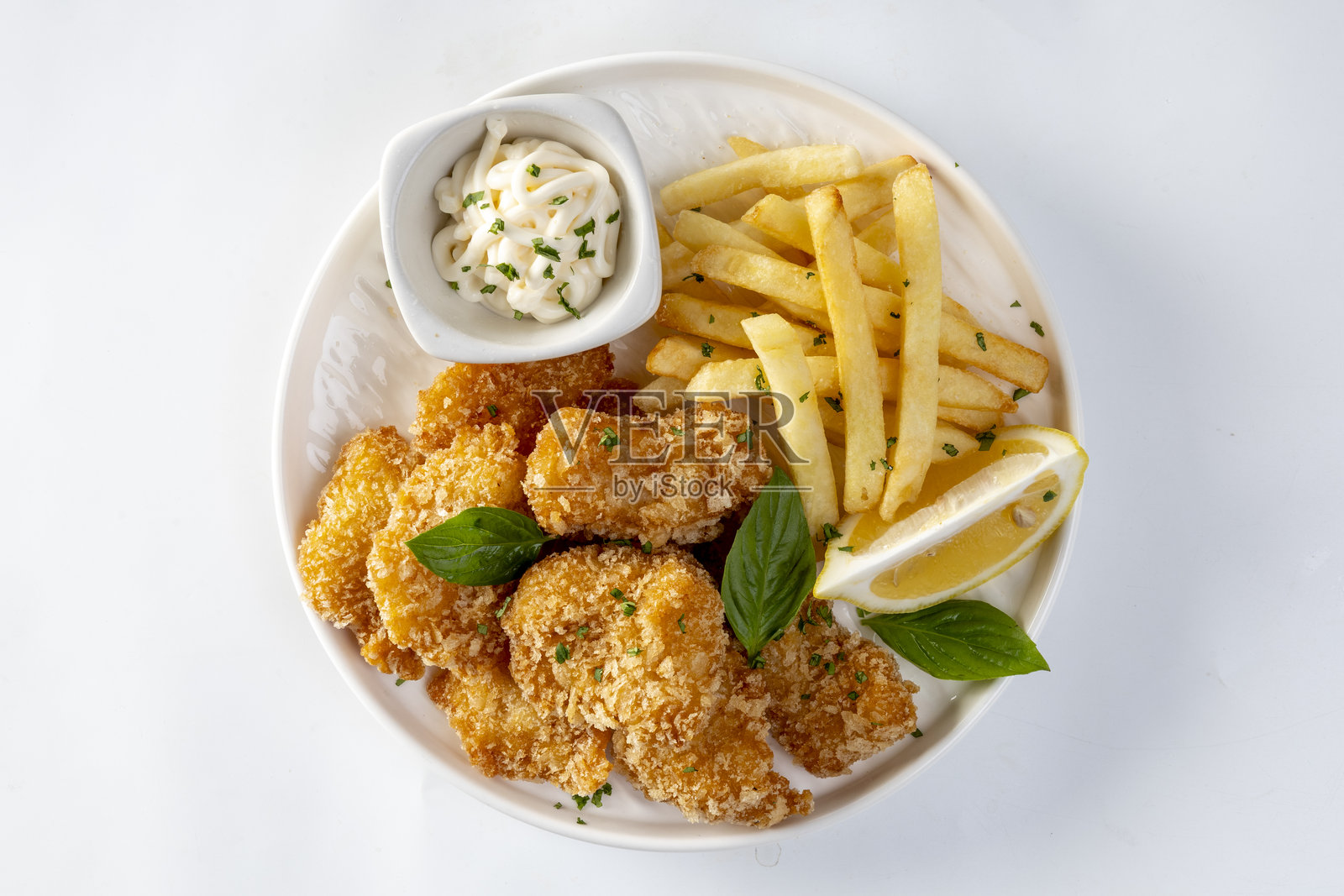 炸鱼薯条店的食物，油炸食品，裹粉食品，炸鱼和薯条，黑布丁，白布丁，汉堡和薯条，馅饼，薯条，炸鱼薯条和豌豆照片摄影图片