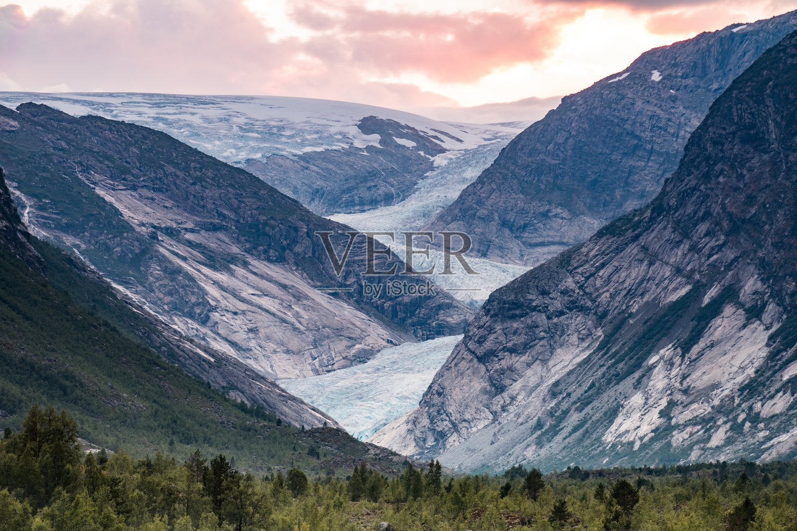 挪威约斯特达尔冰川在日落时分照片摄影图片
