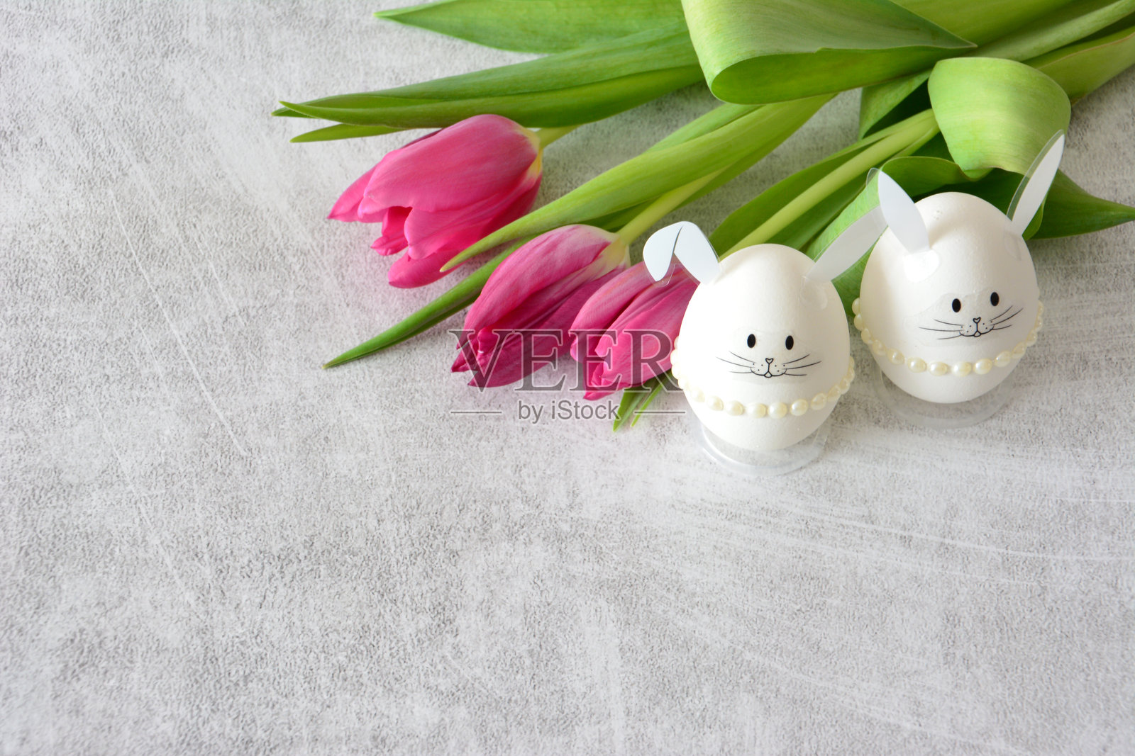 粉色郁金香旁的复活节彩蛋，留白空间照片摄影图片