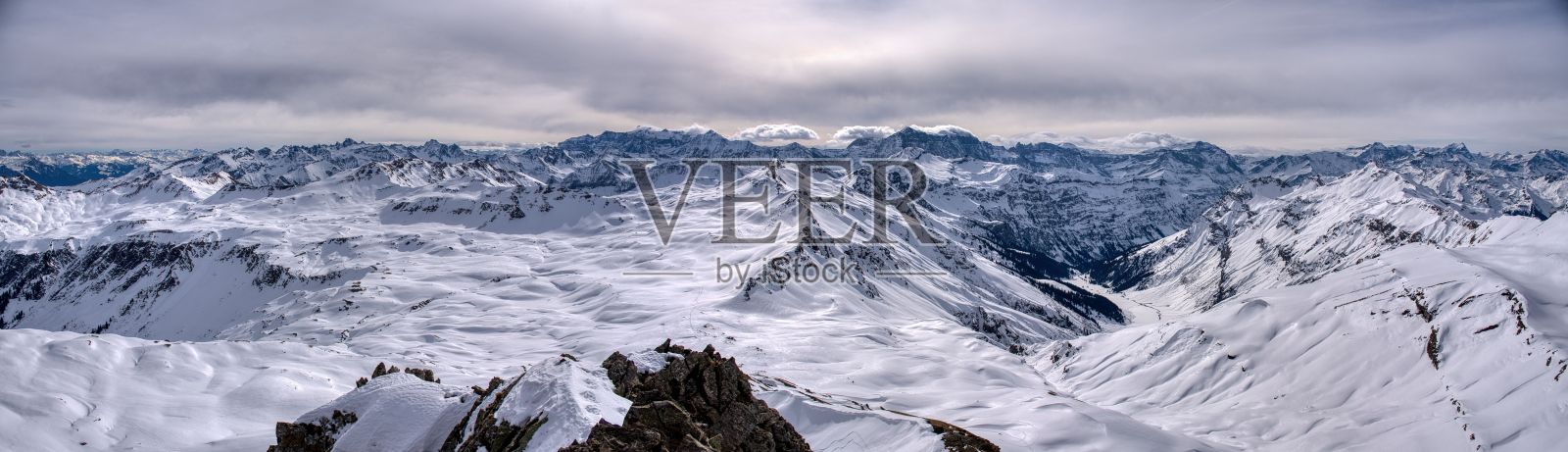 斯皮茨迈伦山的冬季全景，位于圣加仑州和格拉鲁斯州。美丽的雪山景色。瑞士的滑雪登山。高质量照片。照片摄影图片