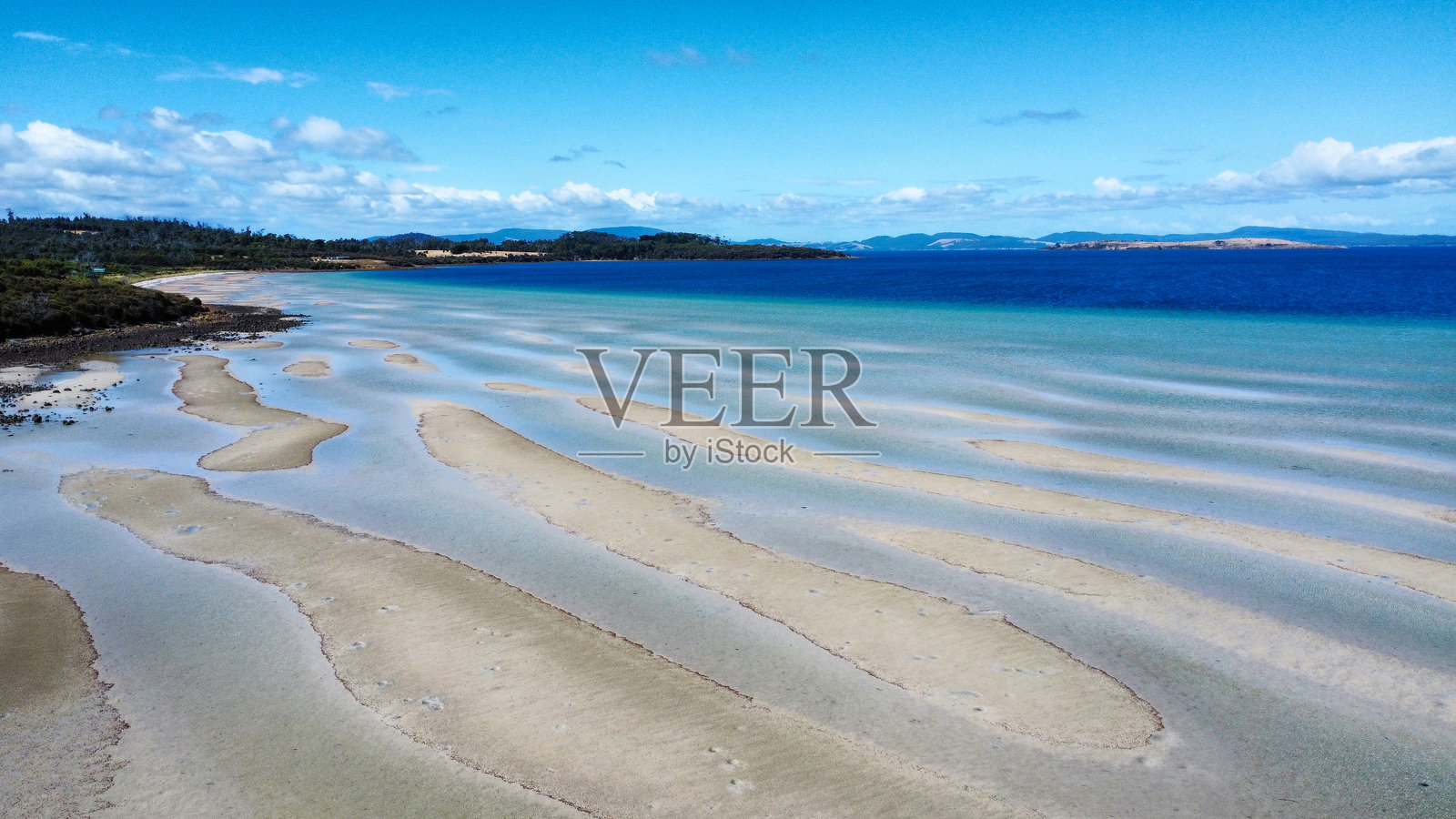 从上方俯瞰的退潮沙滩照片摄影图片