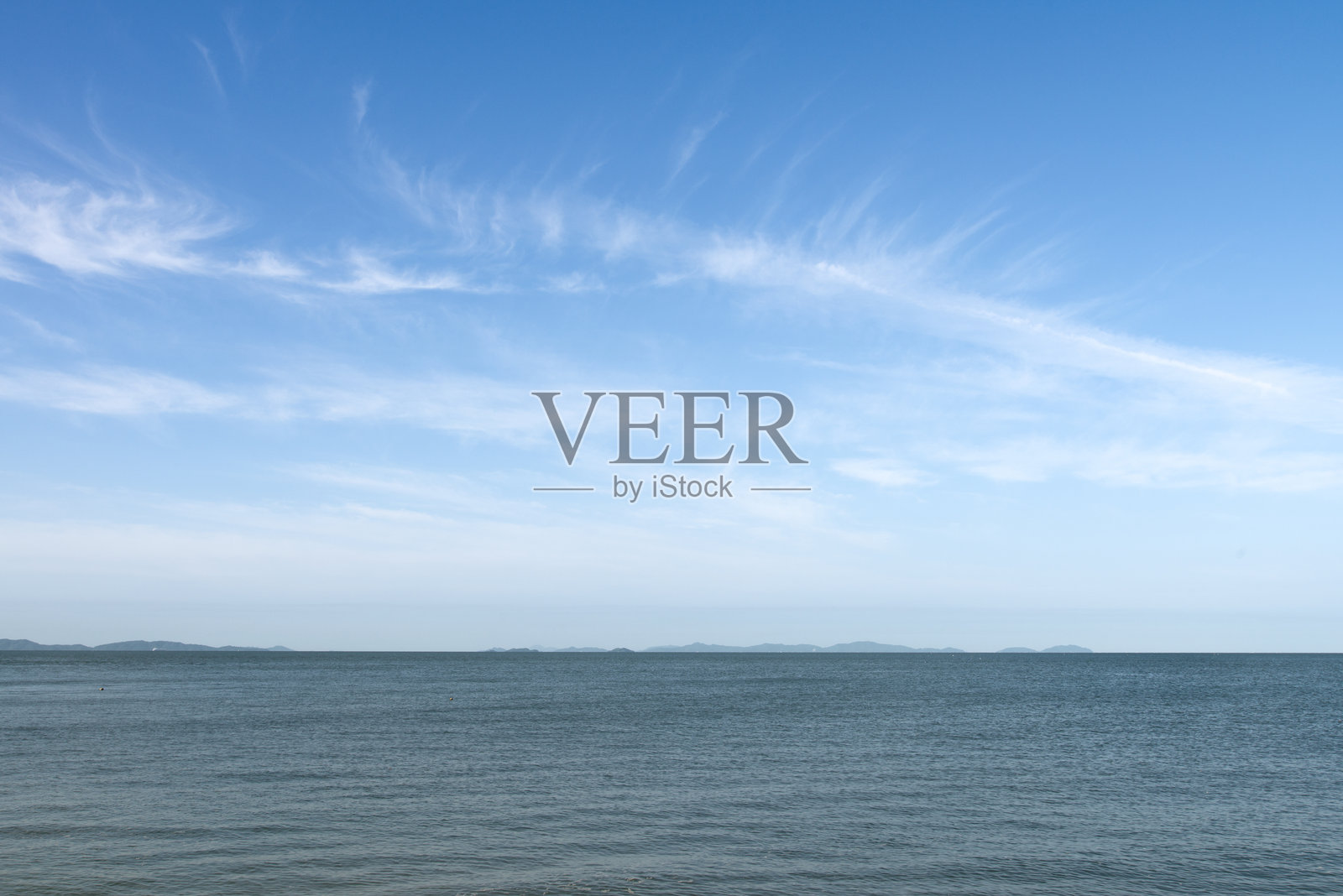 平静的海面与地平线和云彩照片摄影图片