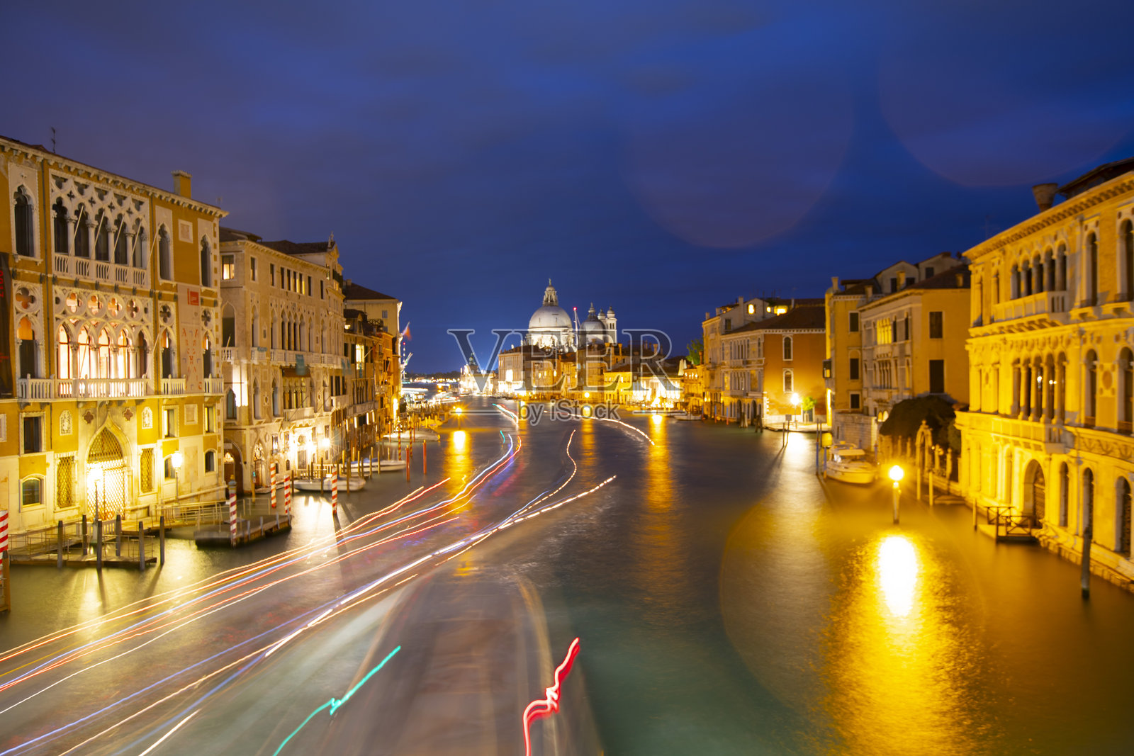 威尼斯建在意大利东北部的118个岛屿上，这些岛屿被运河分隔，并通过桥梁相连。照片摄影图片