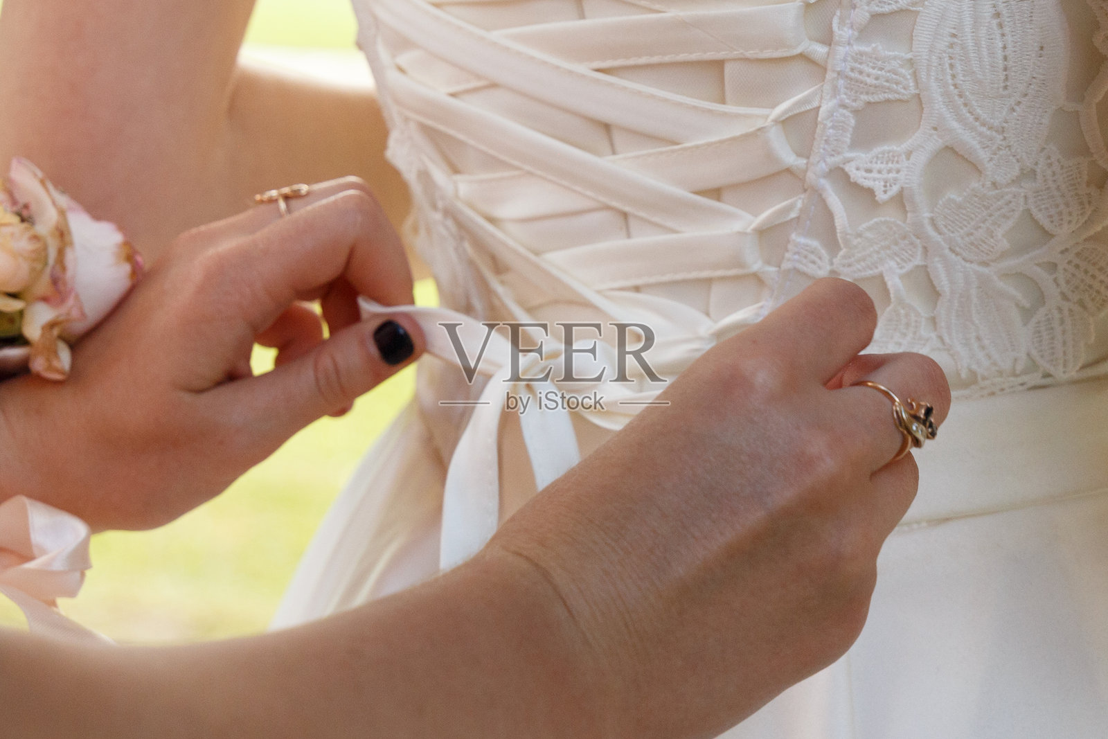 蓝白色调的婚礼蛋糕，三层婚礼蛋糕照片摄影图片